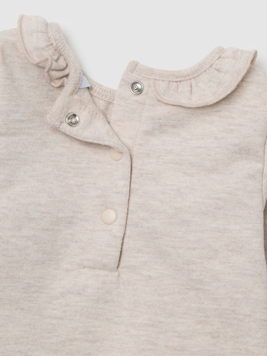 Set pullover pantalone multicolor da neonata con volant e decori_3