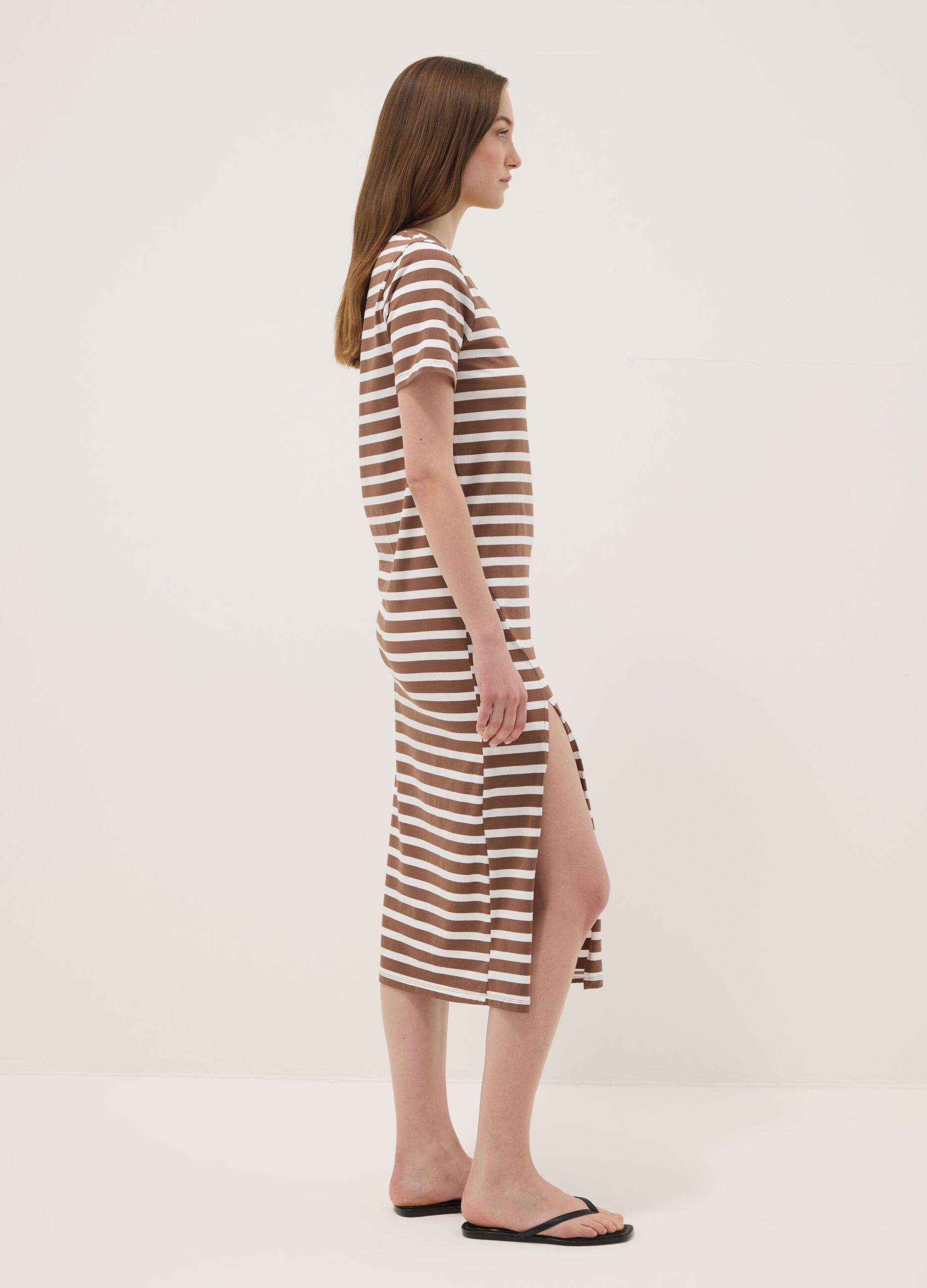 Abito midi marrone in cotone elasticizzato a righe
