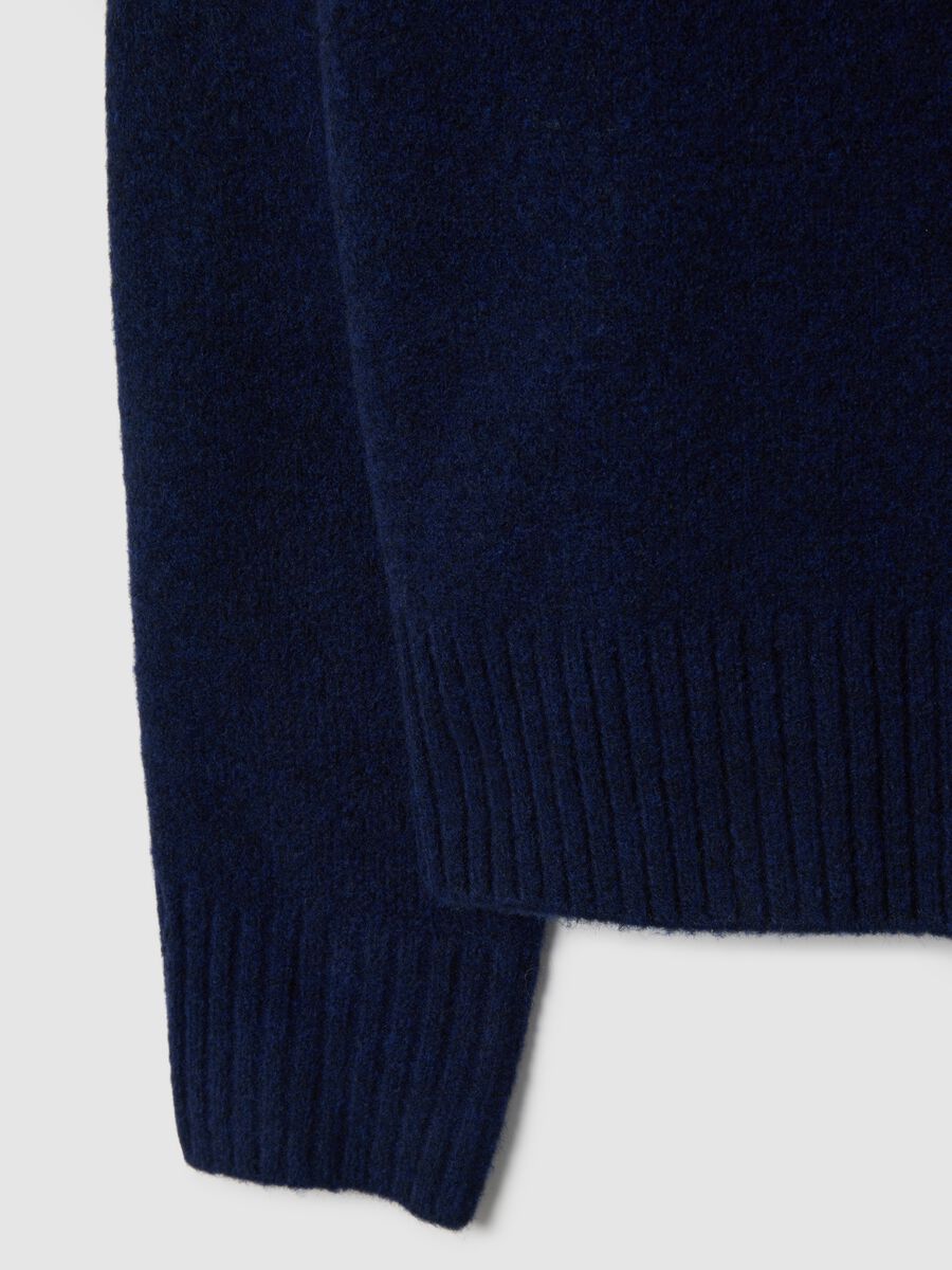 Regular fit blue pullover with round neckline_5