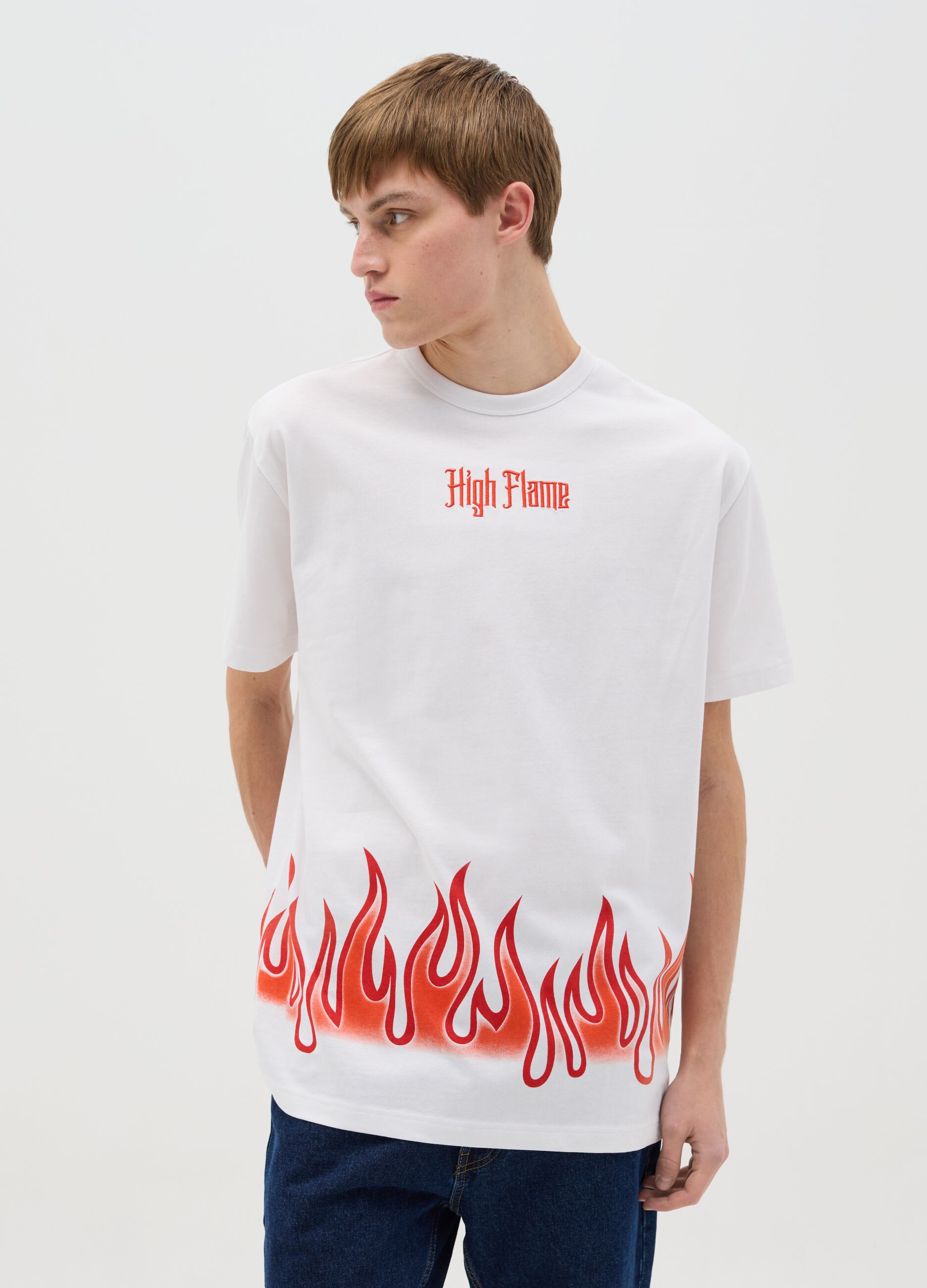 White short-sleeved T-shirt with flames print