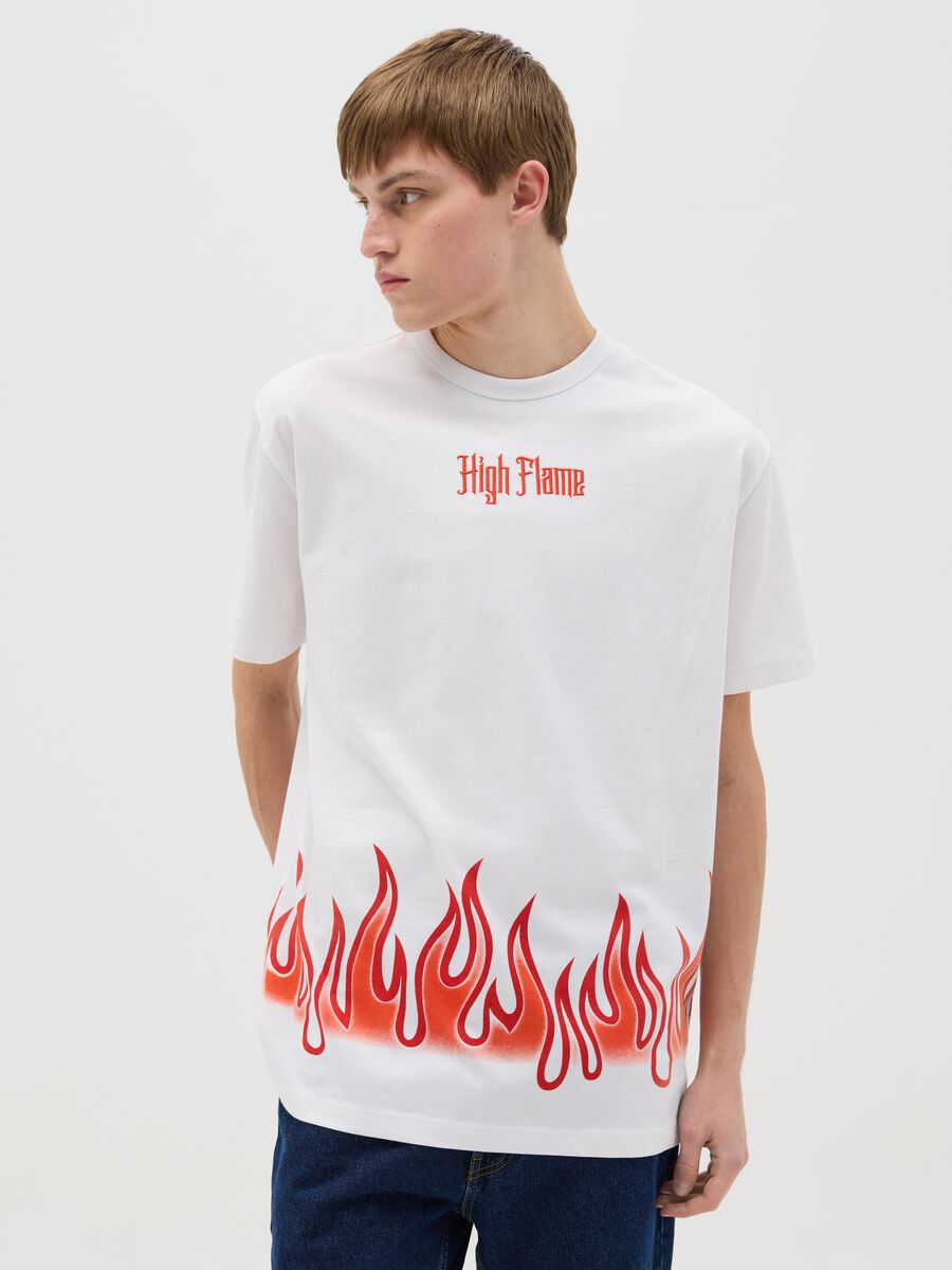 White short-sleeved T-shirt with flames print_0