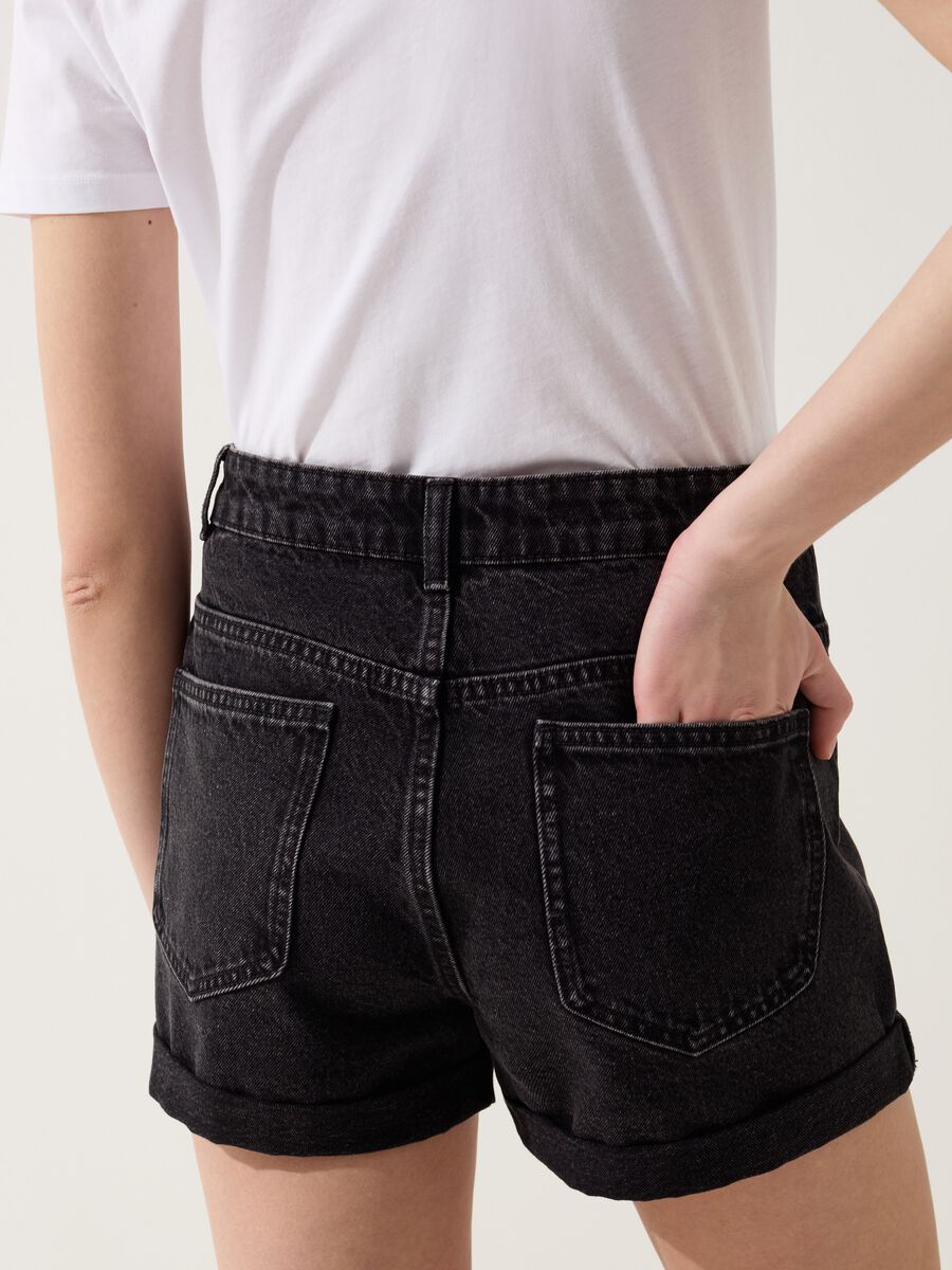 Mum-fit shorts in denim_2