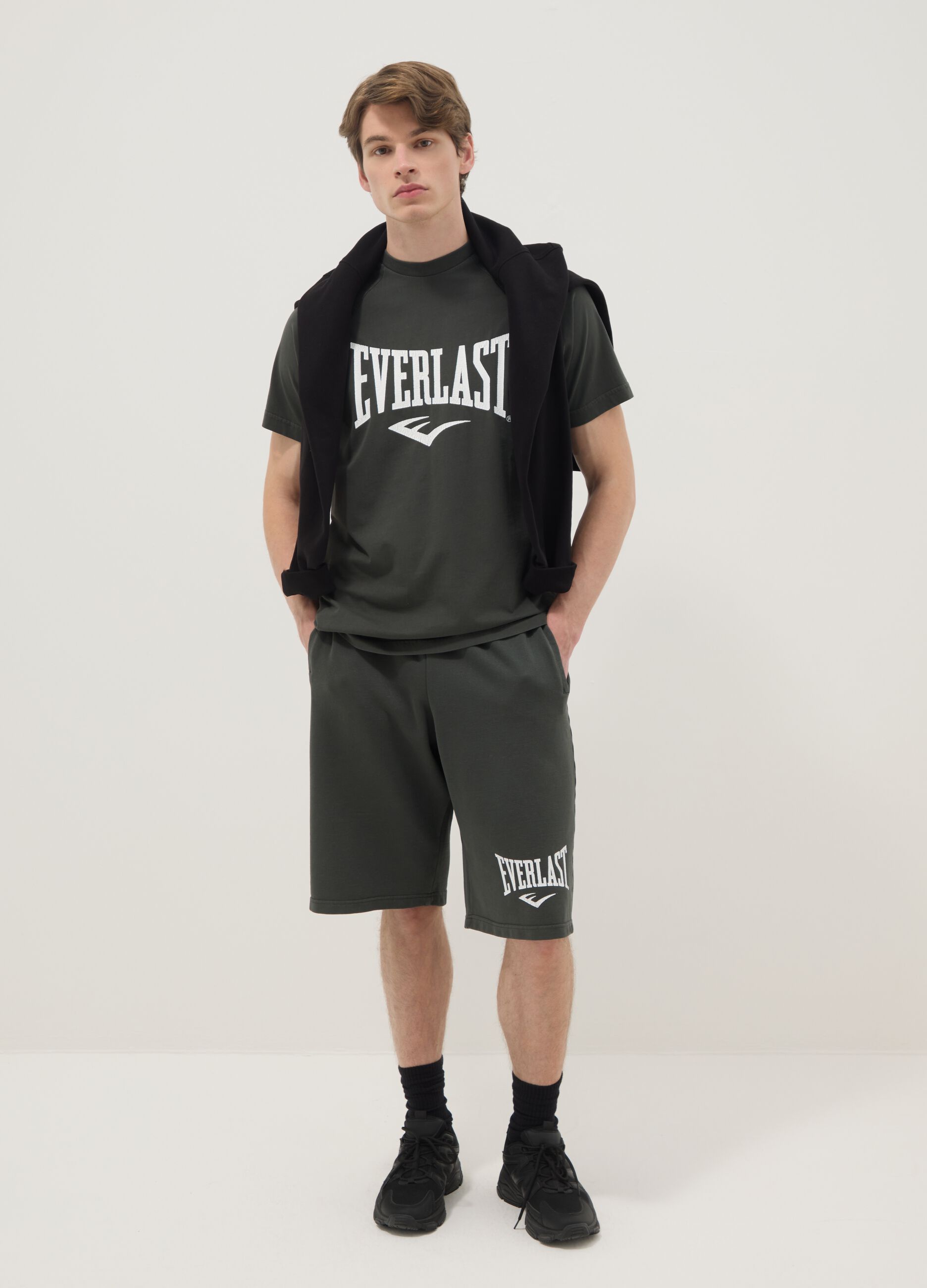 Black cotton blend regular fit shorts with Everlast logo