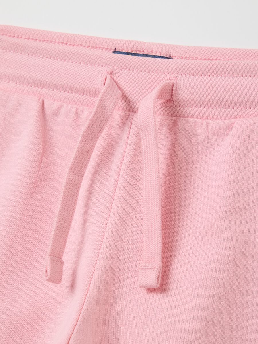 Jogging set with white T-shirt and pink shorts_2