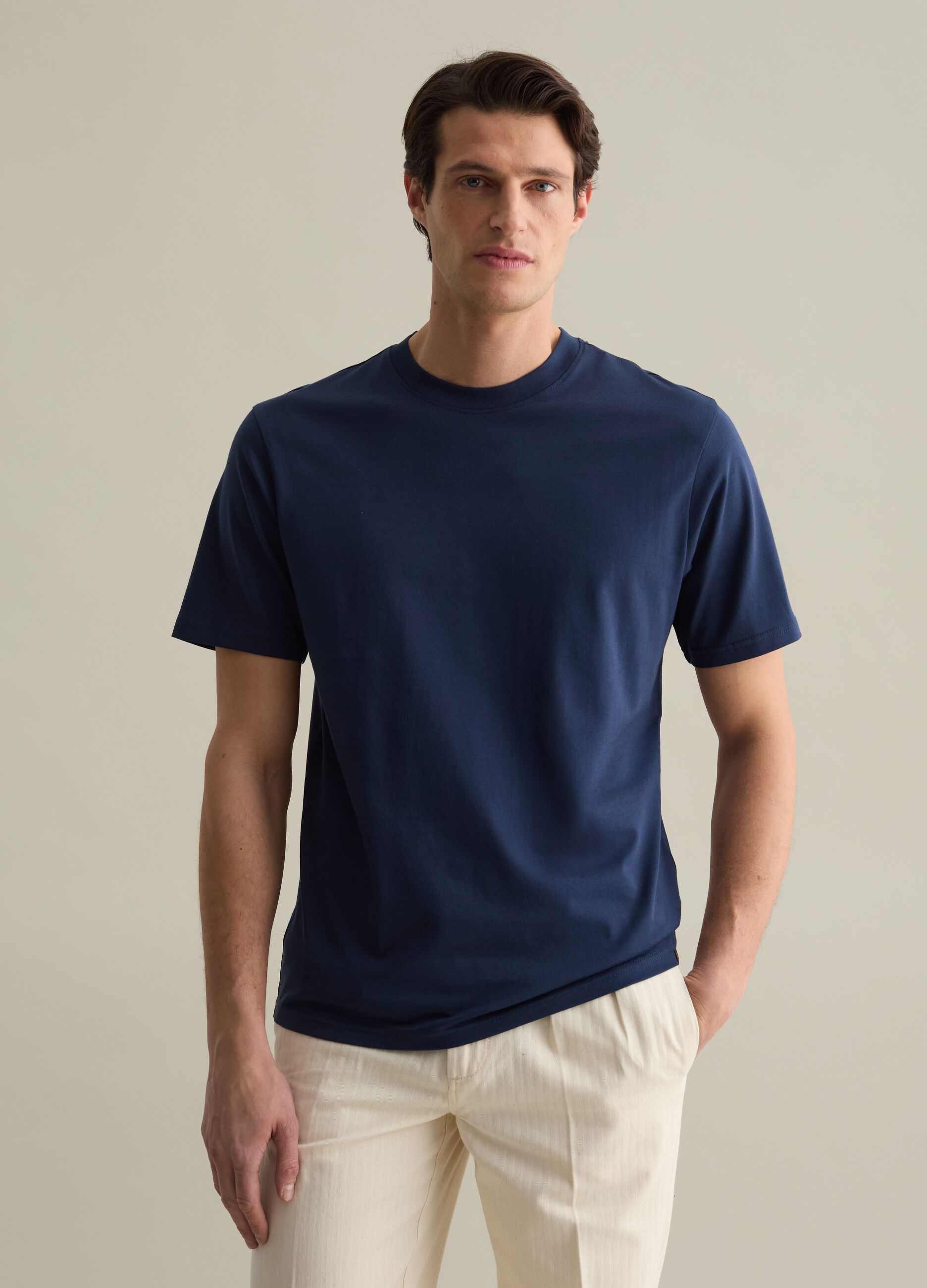 Plain cotton T-shirt with round neck.