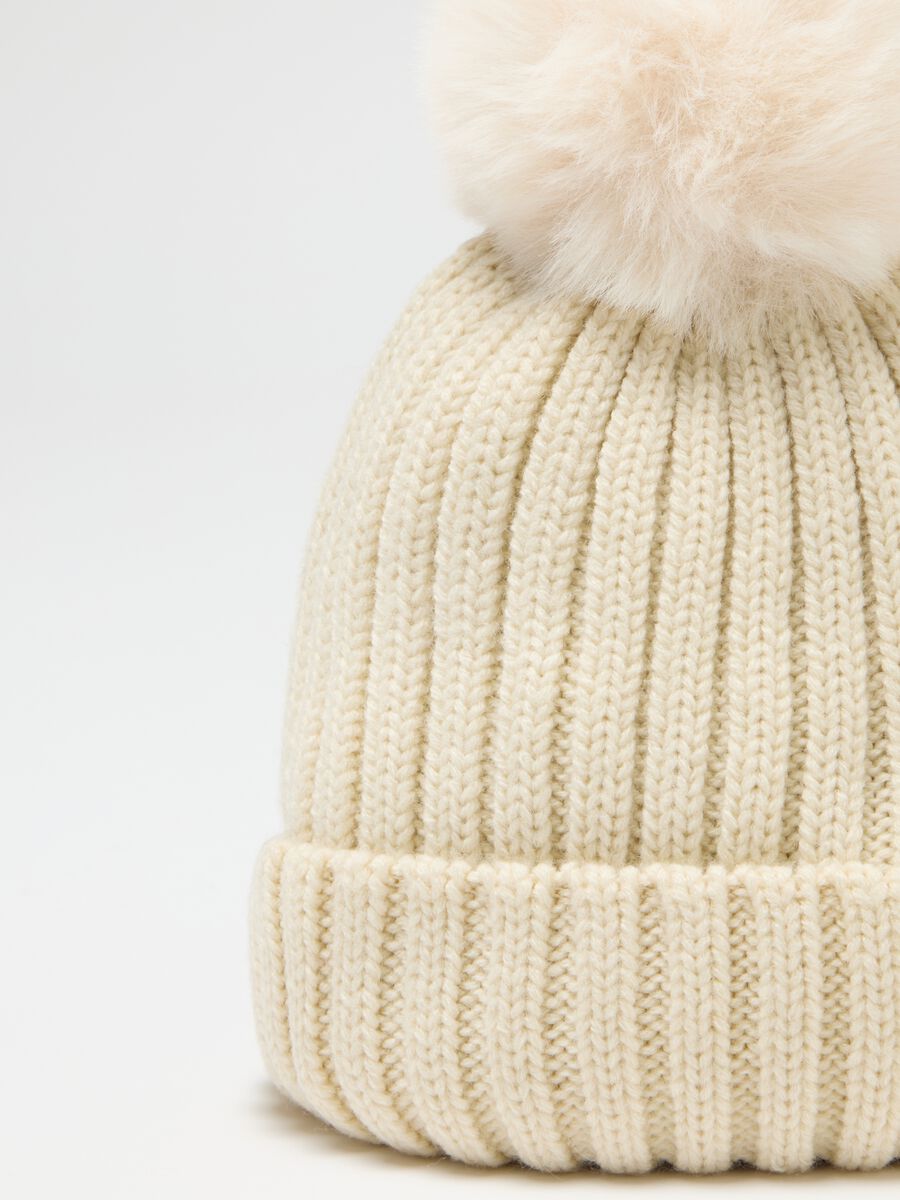 Cappello da bambina beige con pon pon_2