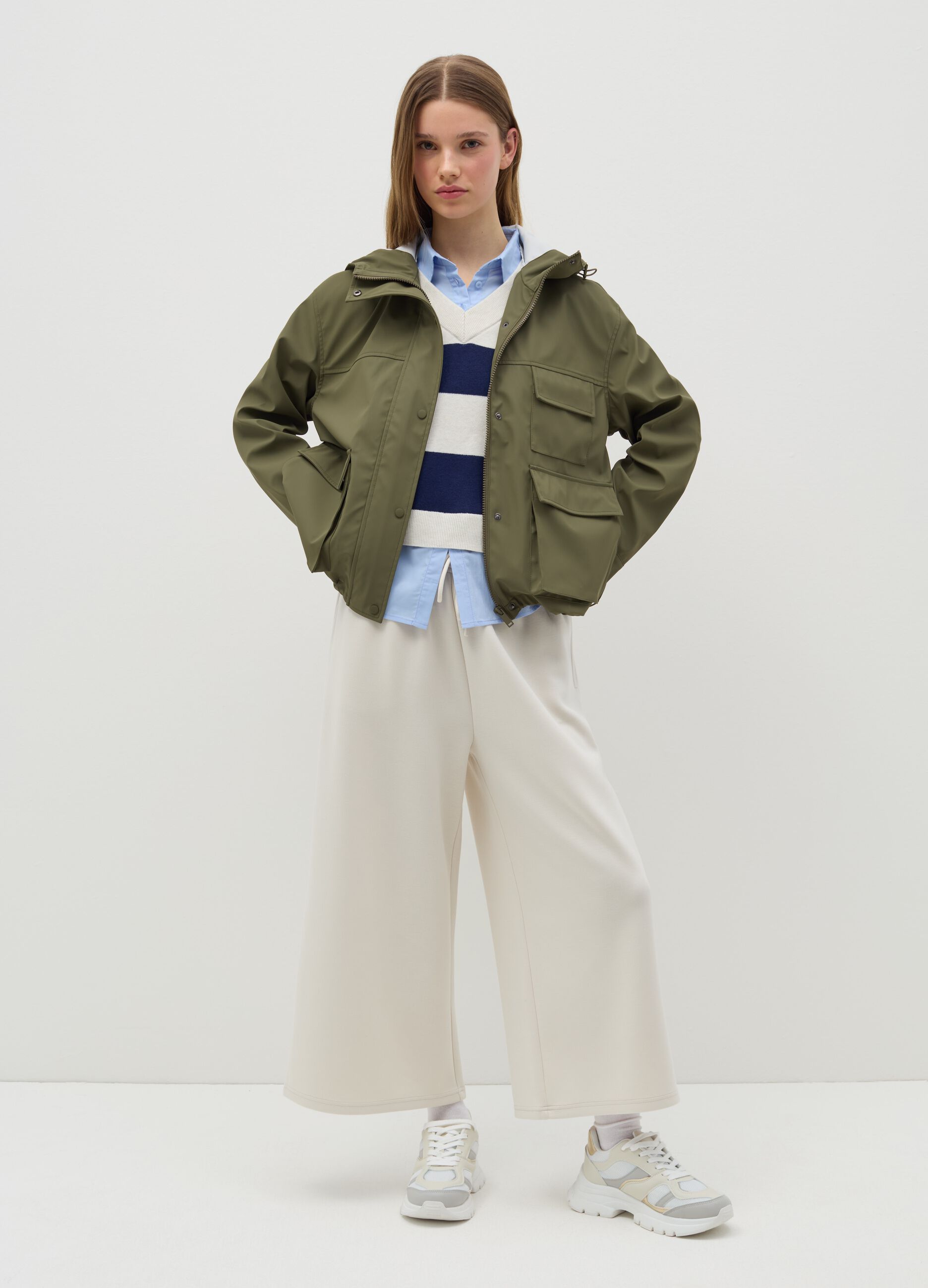 Short parka with hood and drawstring