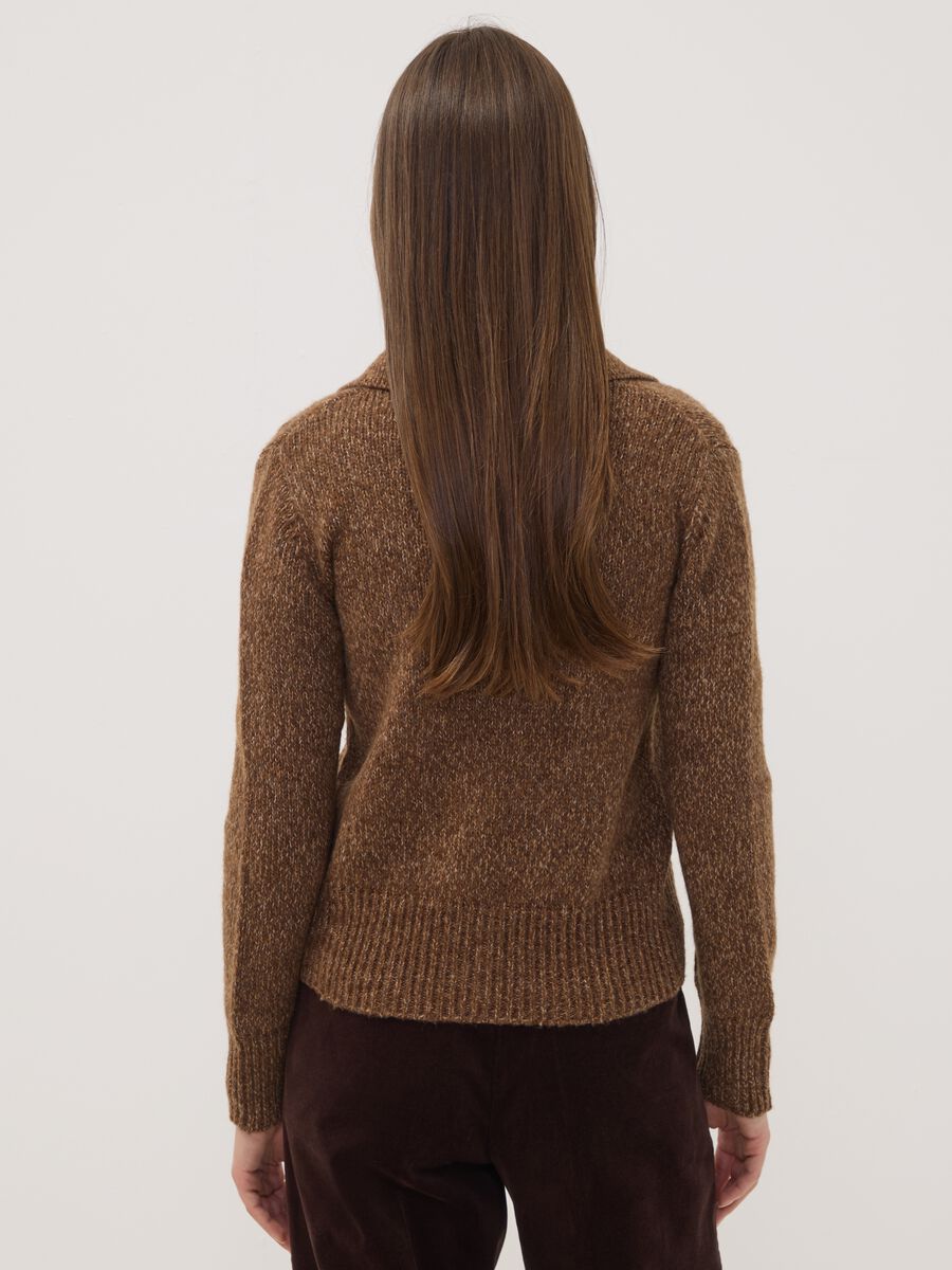 Cardigan marrone in misto lana con colletto polo_3