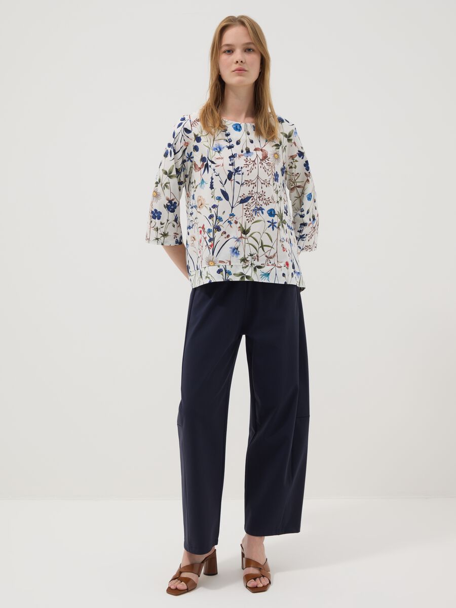 Blusa bianca in cotone elasticizzato con stampa floreale_2