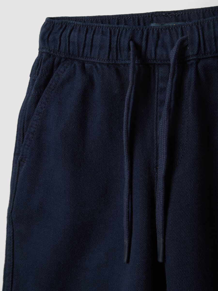 Shorts cargo in puro cotone blu da bambino regular fit con coulisse_2