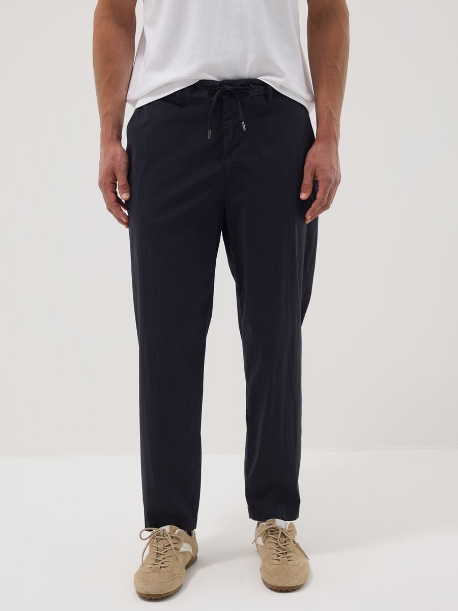 Pantaloni chino blu in cotone elasticizzato carrot fit_1