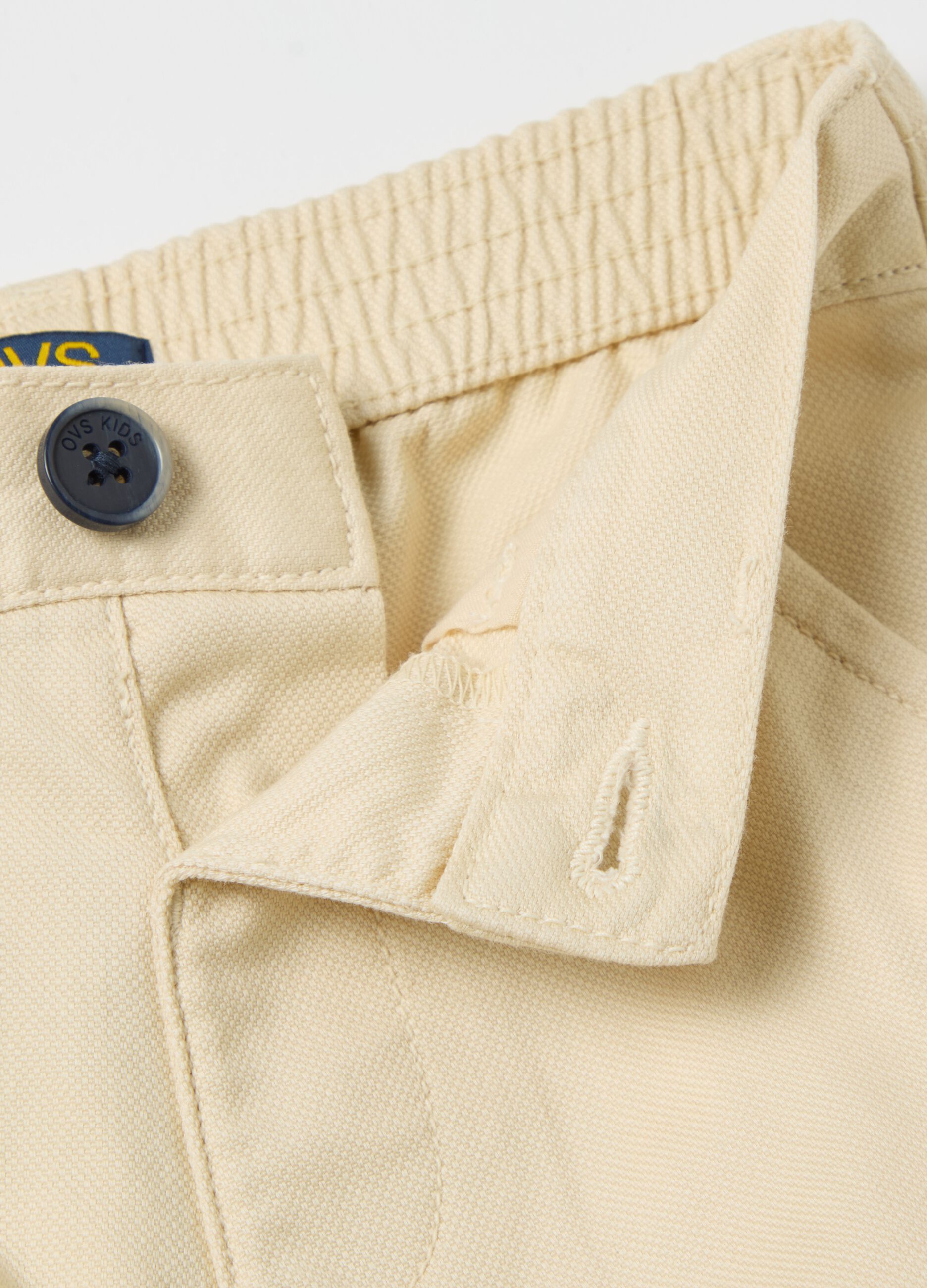 Chino trousers with pockets