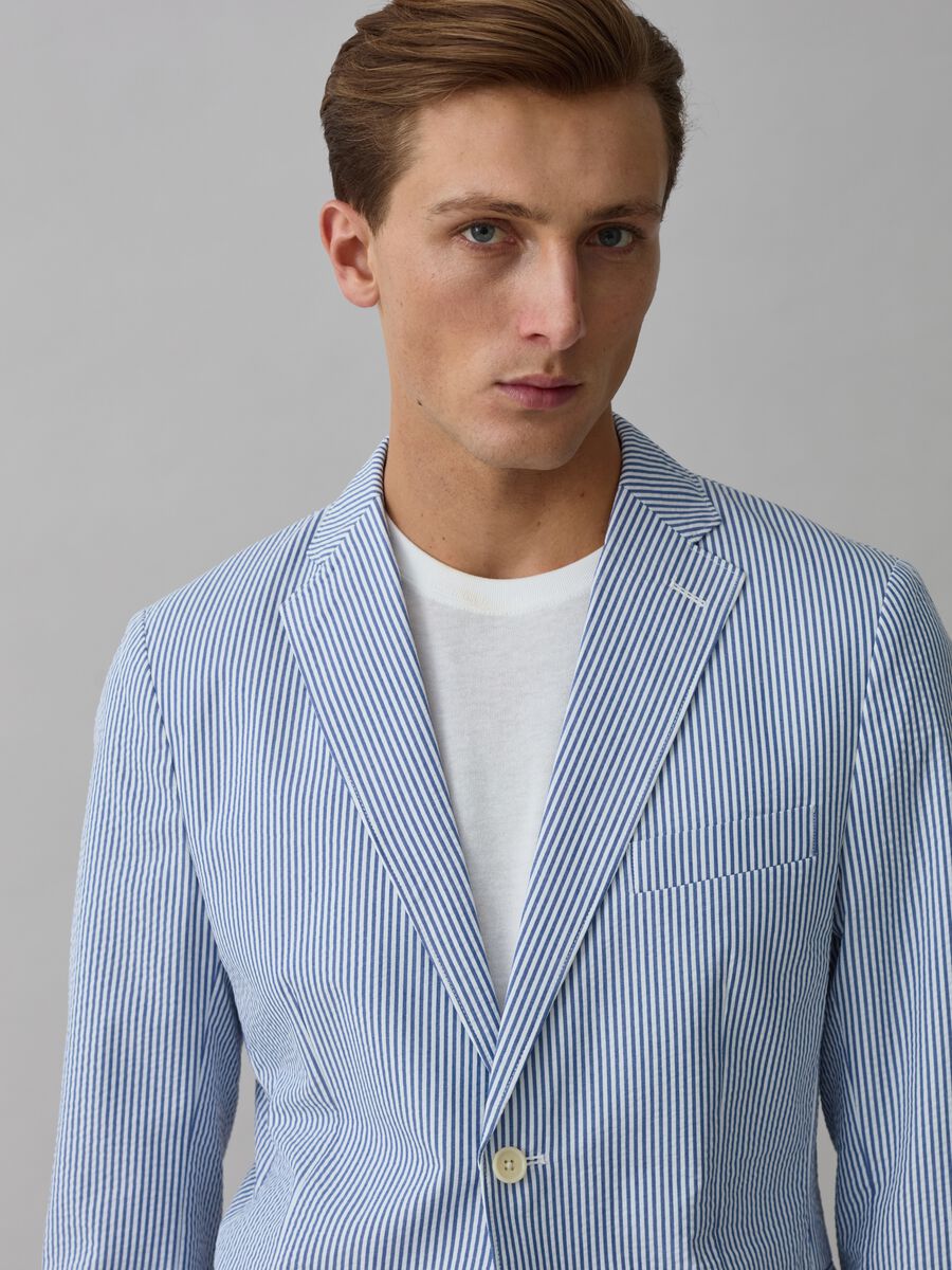 Contemporary single-breasted blazer with thin stripes_2