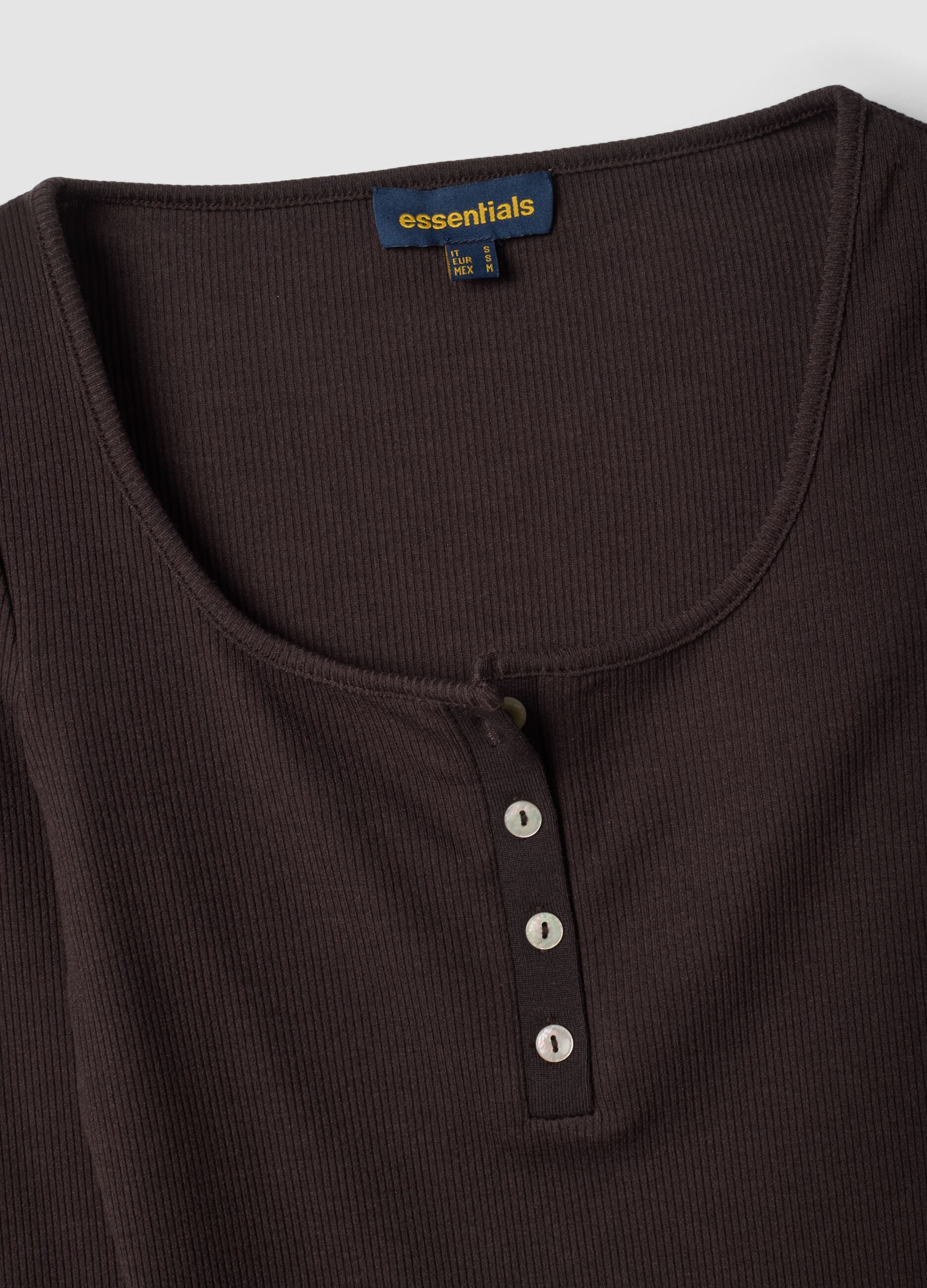 T-shirt marrone in viscosa elasticizzata con girocollo