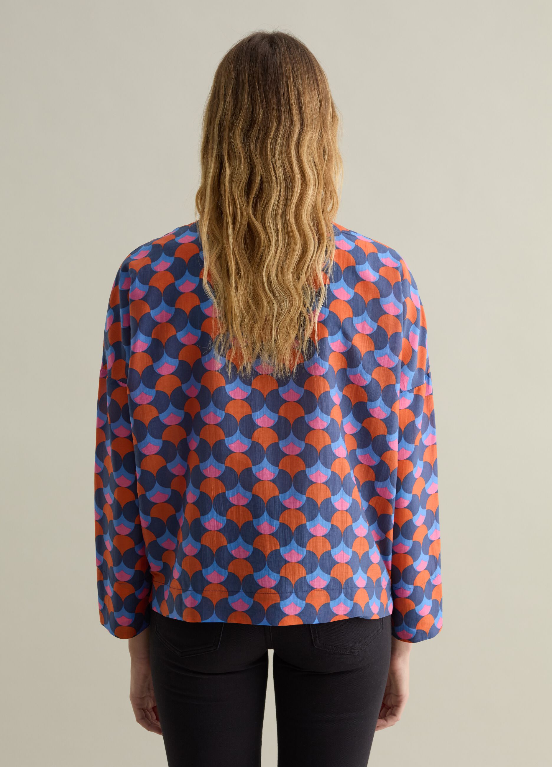 Blusa in fantasia optical con scollo a V 