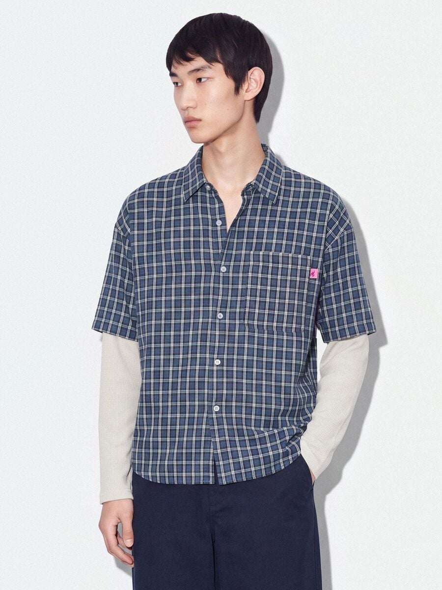 Camicia cropped blu a quadri in puro cotone con maniche doppie over fit_0