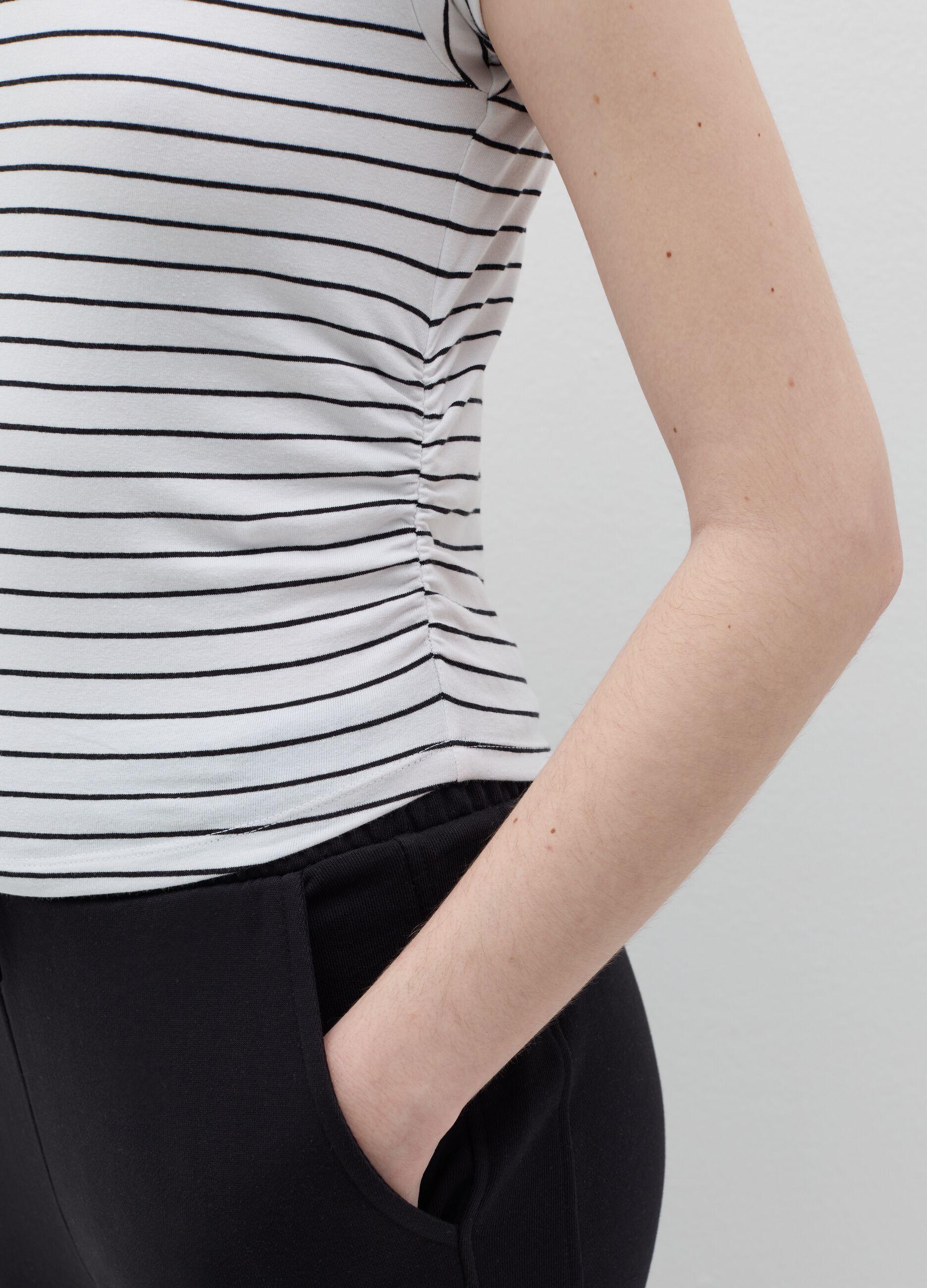 Slim-fit T-shirt with striped gathering on the side