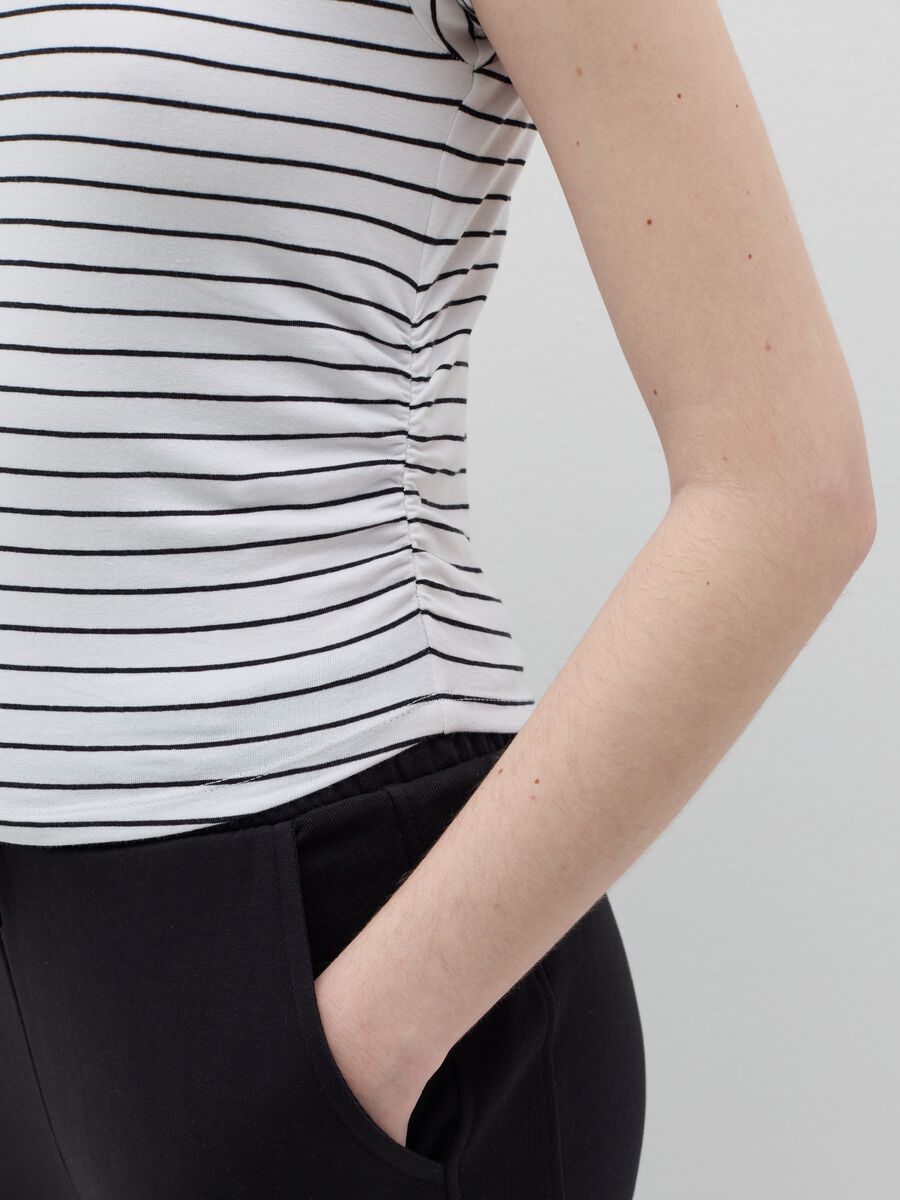 Slim-fit T-shirt with striped gathering on the side_2