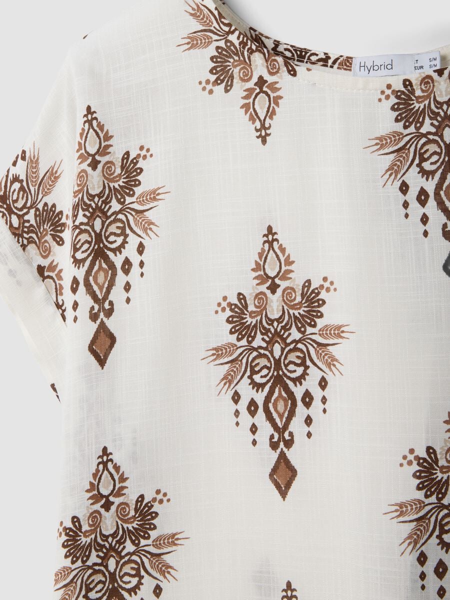 Blusa bianca in pura viscosa con stampa marrone regular fit_5