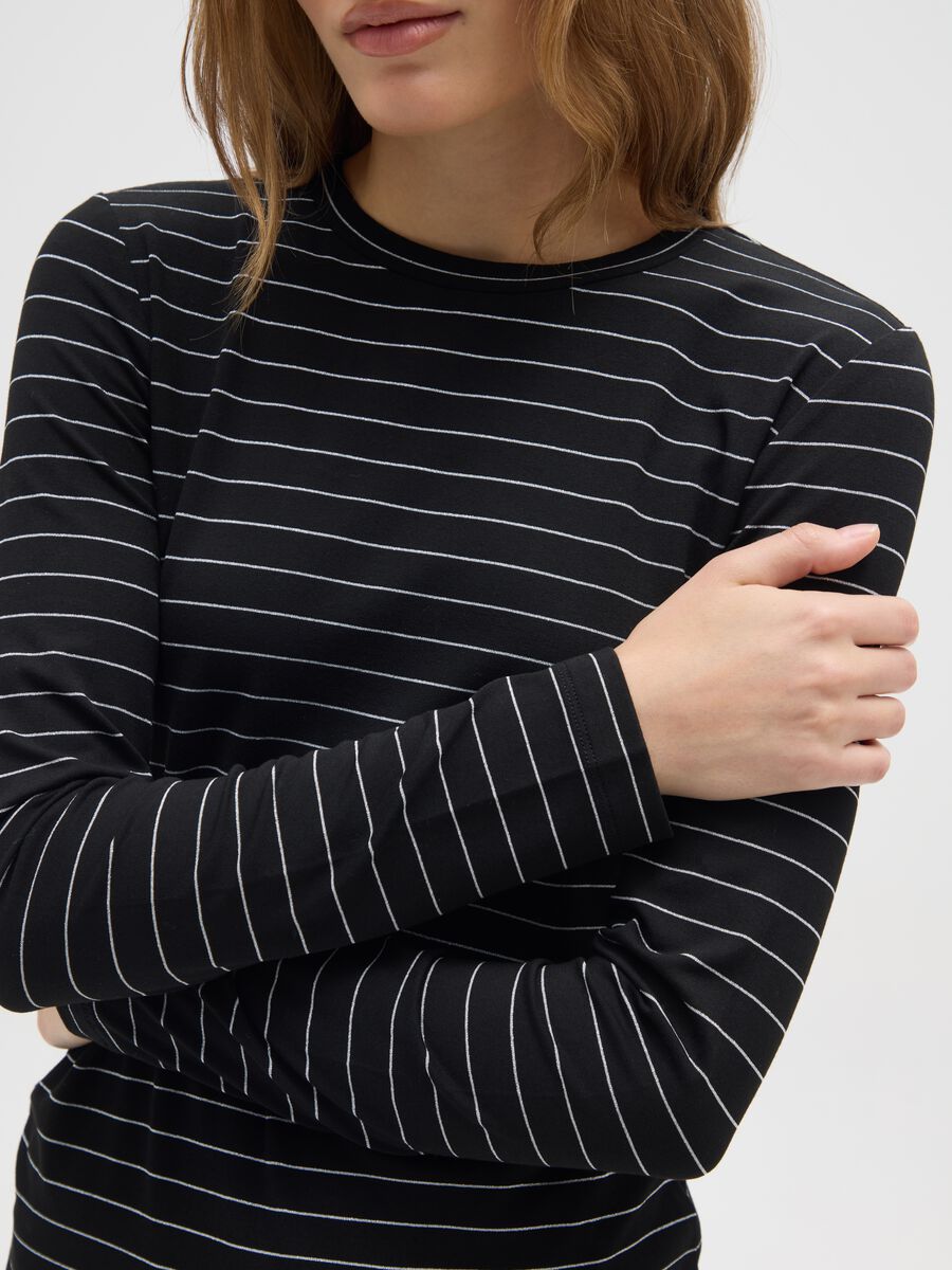 Maglietta a maniche lunghe nera a righe grigie regular fit_3