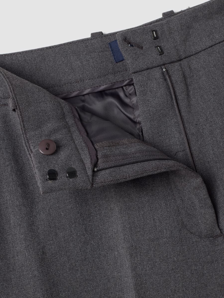 Pantaloni formali grigi flare in viscosa elasticizzata_1