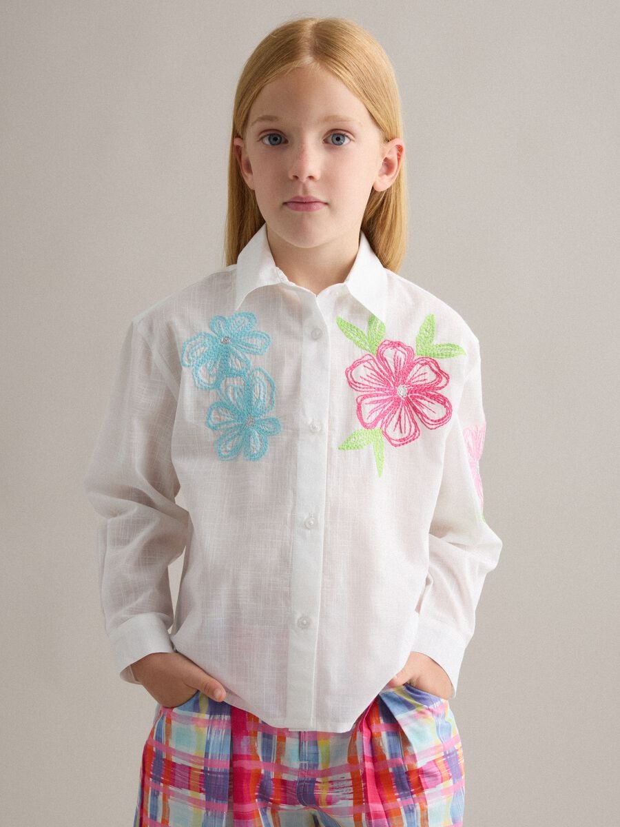 Camicia bianca in puro cotone con ricami floreali regular fit_0