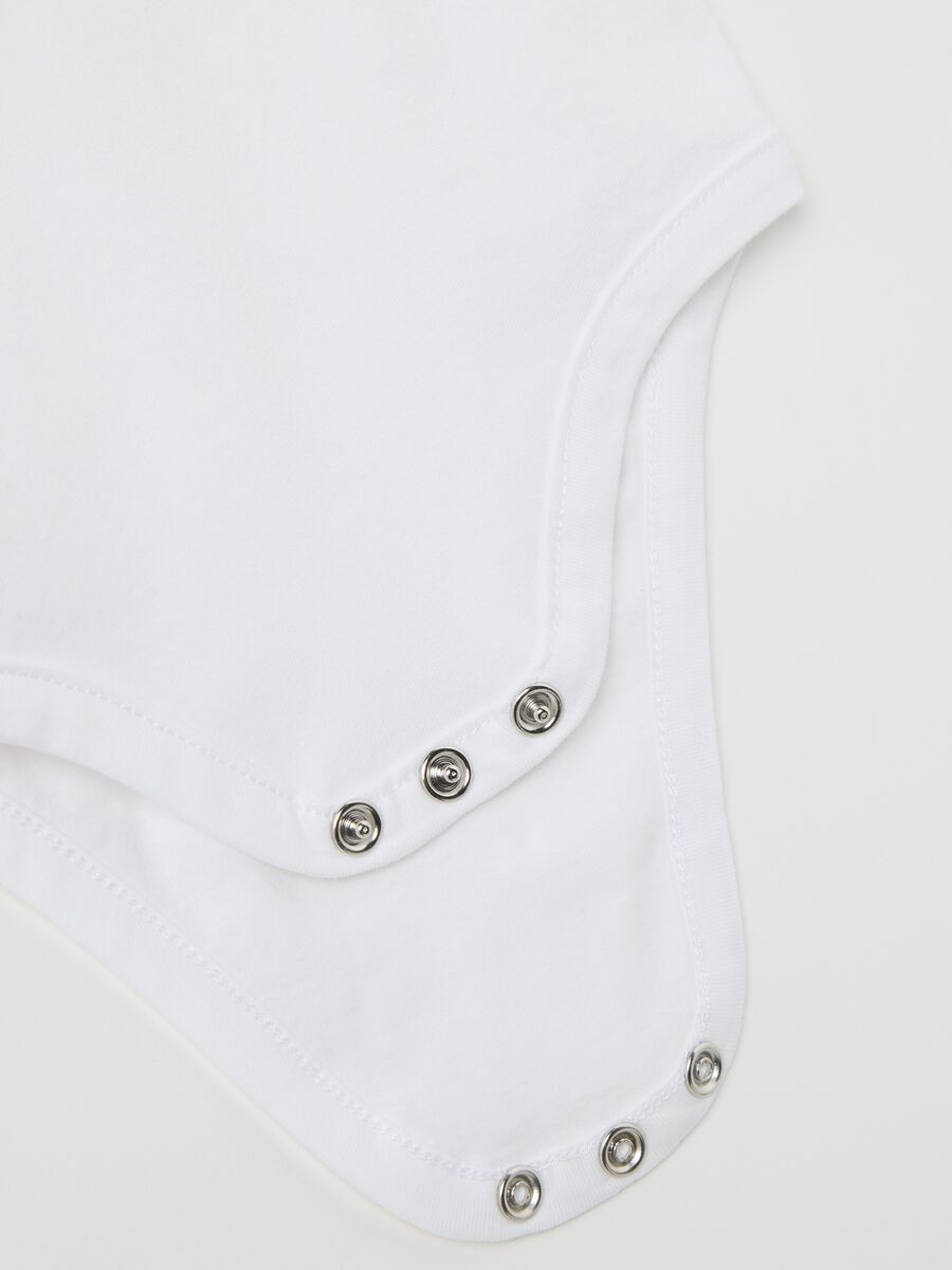 White bodysuit with kitten embroidery and applications_3