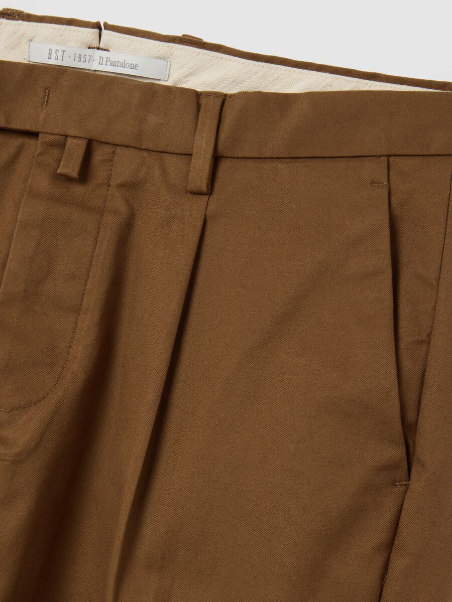 Pantaloni chino marroni in misto cotone elasticizzato regular fit_5