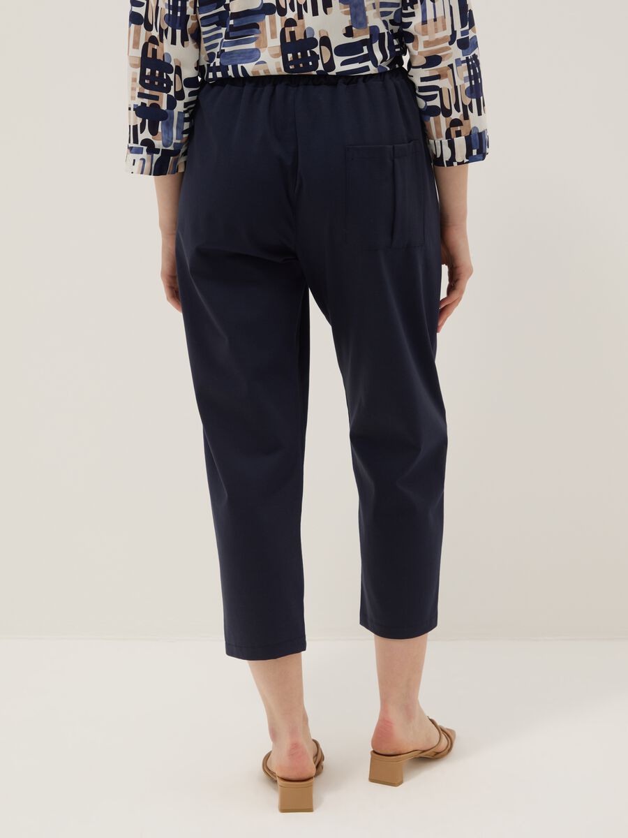 Pantaloni blu in cotone elasticizzato con fascia elastica in vita regular fit_2