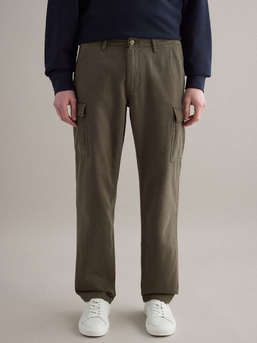 Green regular fit cotton and linen cargo trousers_1