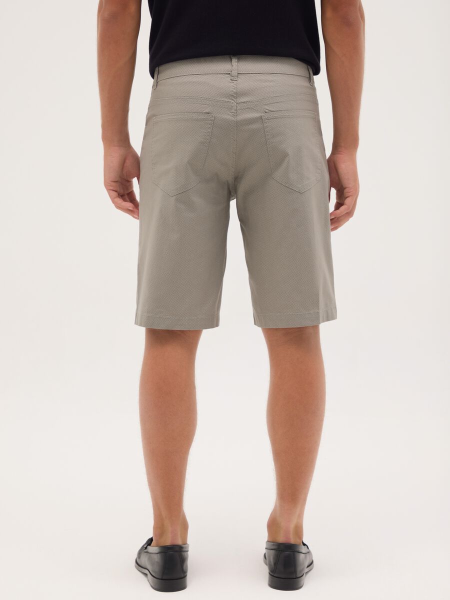 Men's grey stretch cotton Bermuda shorts in regular fit_2