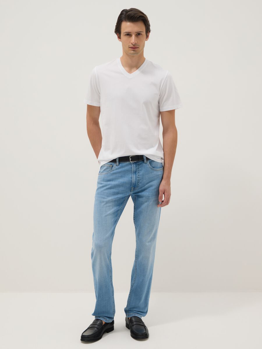 T-shirt in puro cotone bianco regular fit con scollo a V_1