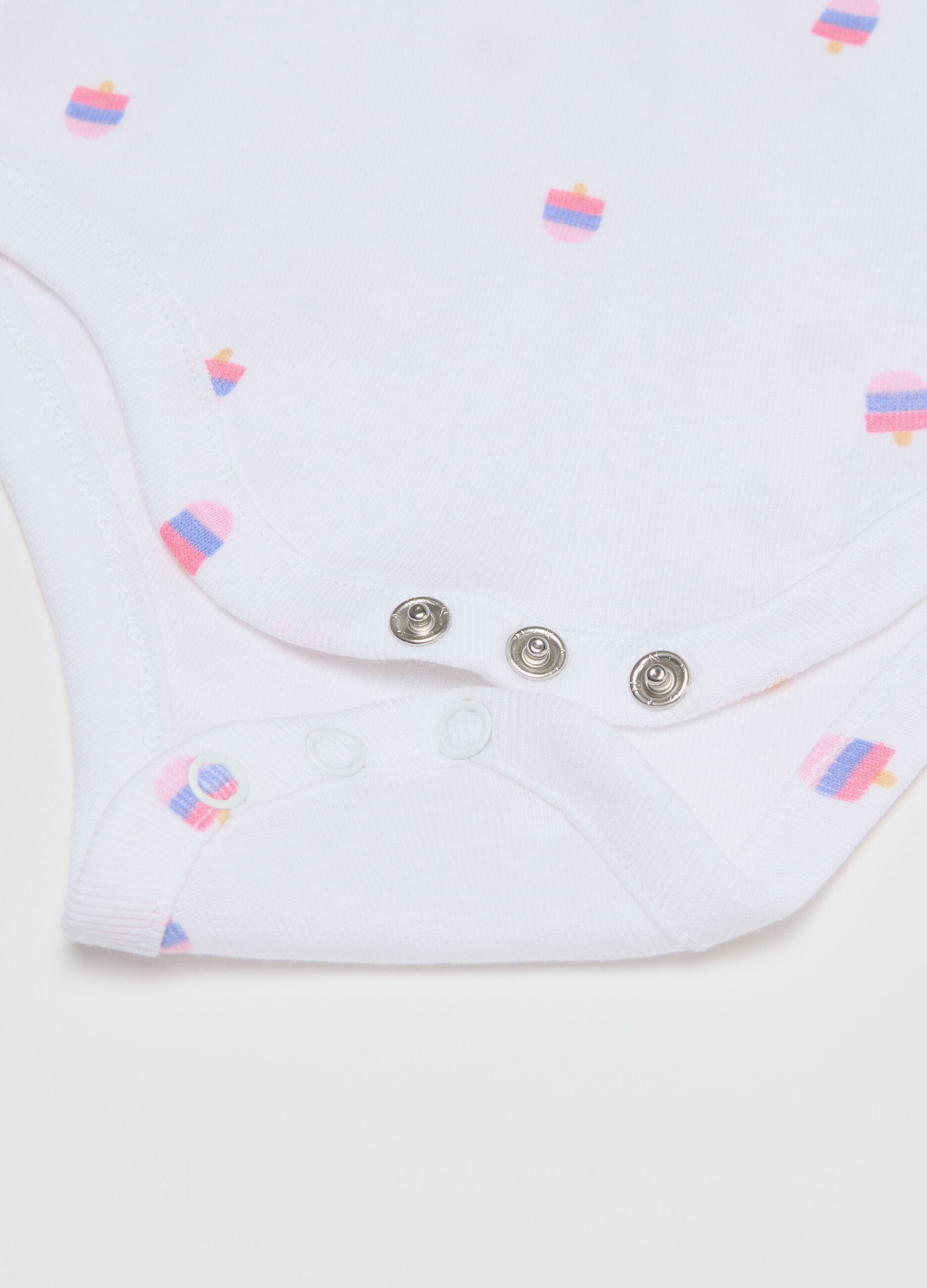 Three-pack sleeveless pink and white bodysuits in organic cotton with print