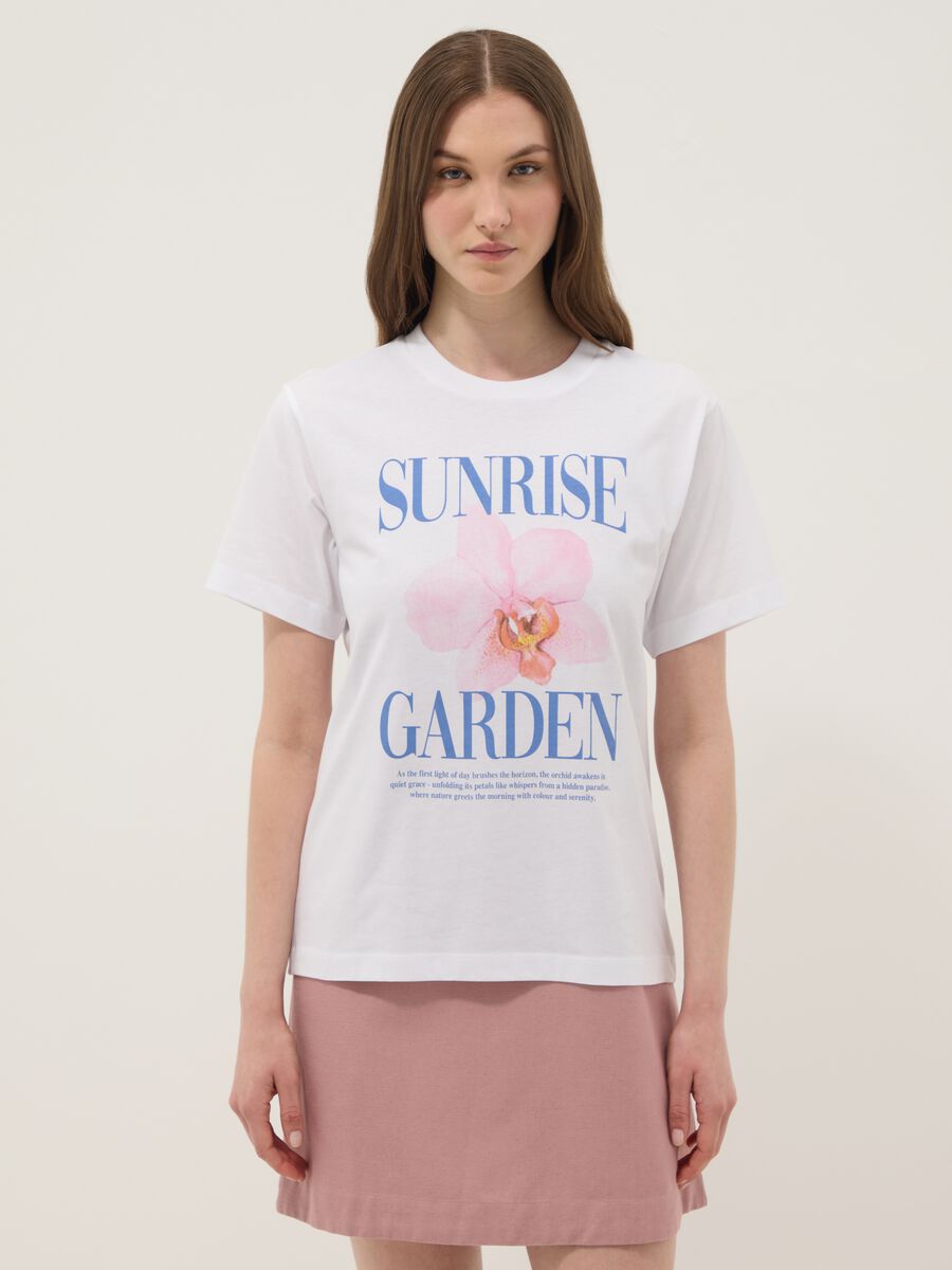 T-shirt bianca in puro cotone con stampa floreale regular fit_0