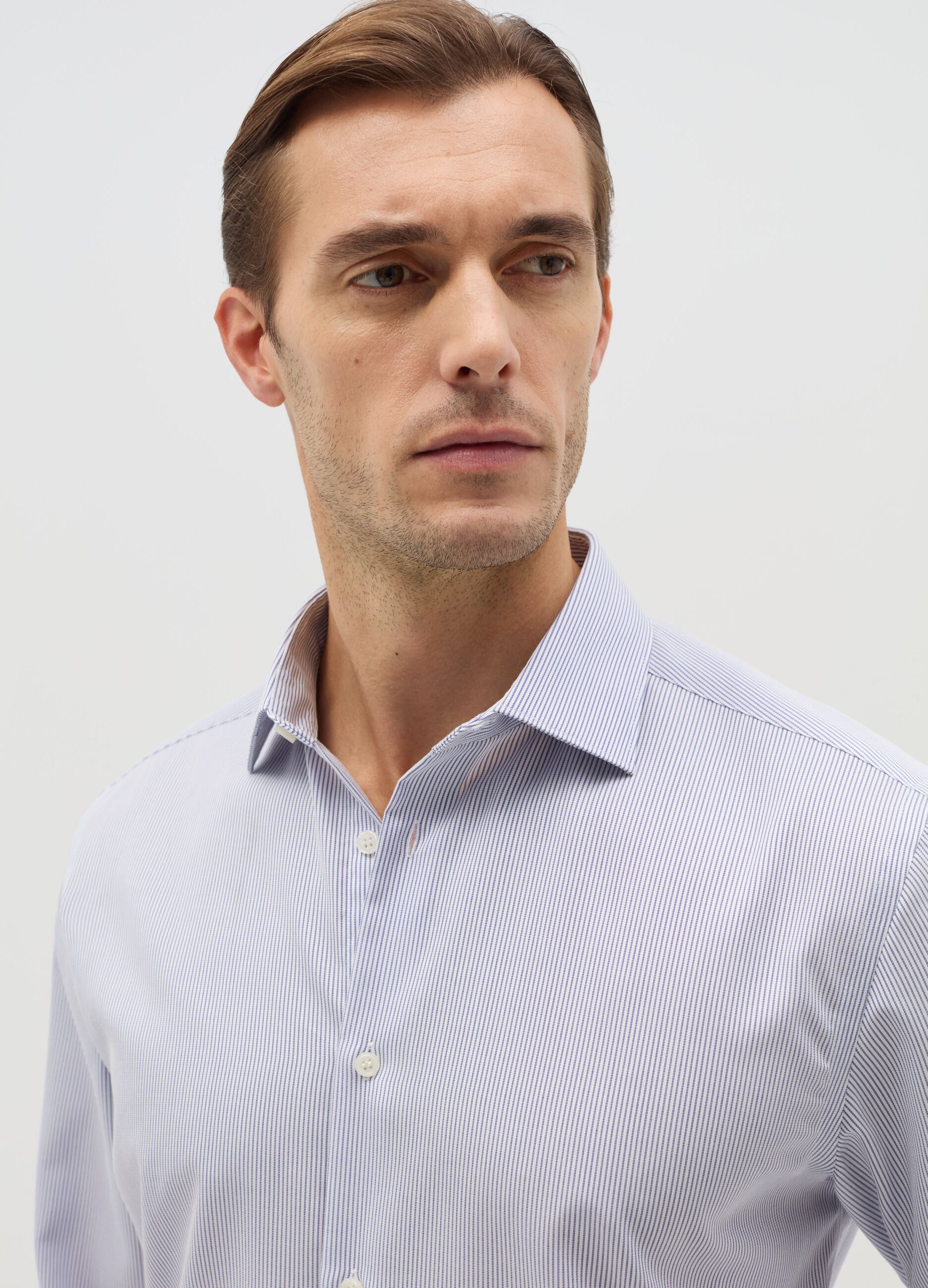 Camicia regular fit no stiro a righe sottili