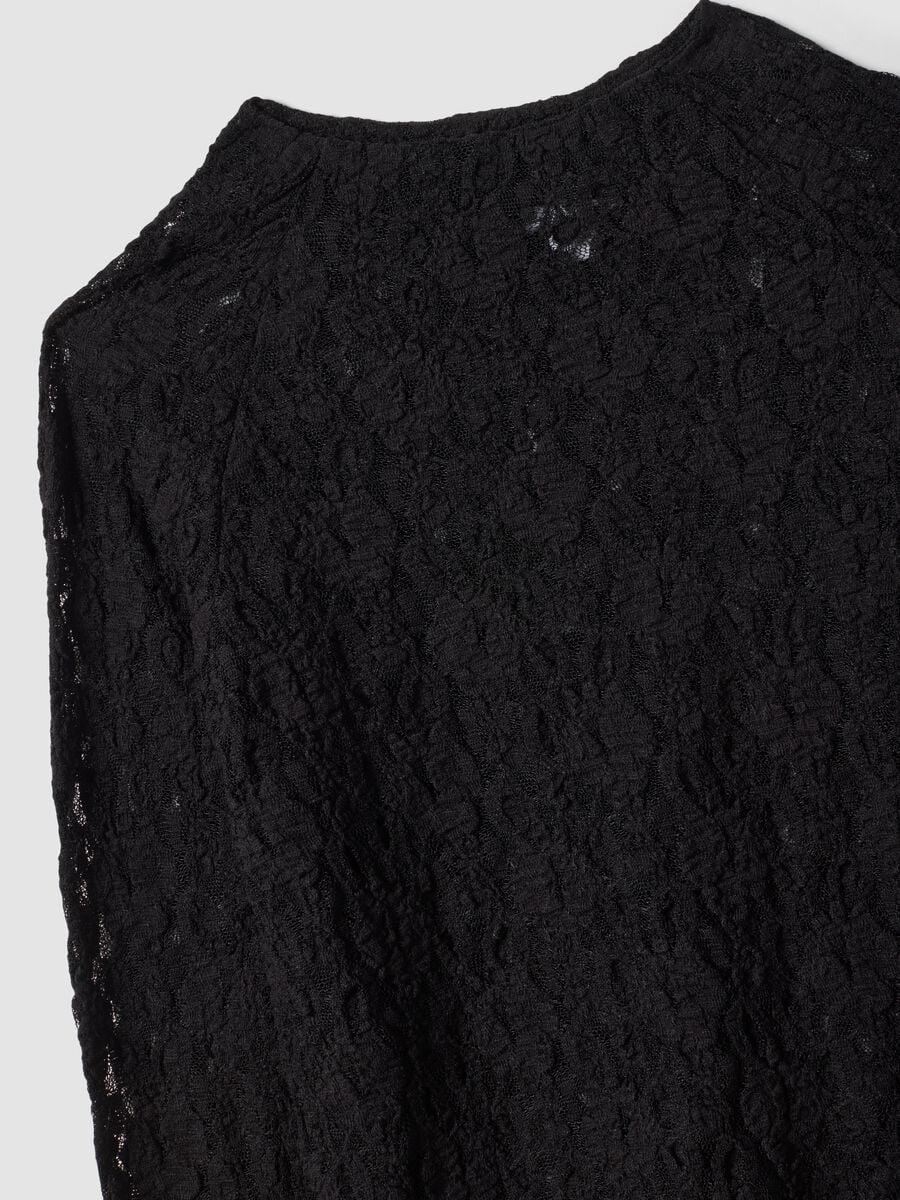 T-shirt nera in tessuto elasticizzato traforato con colletto rialzato_1