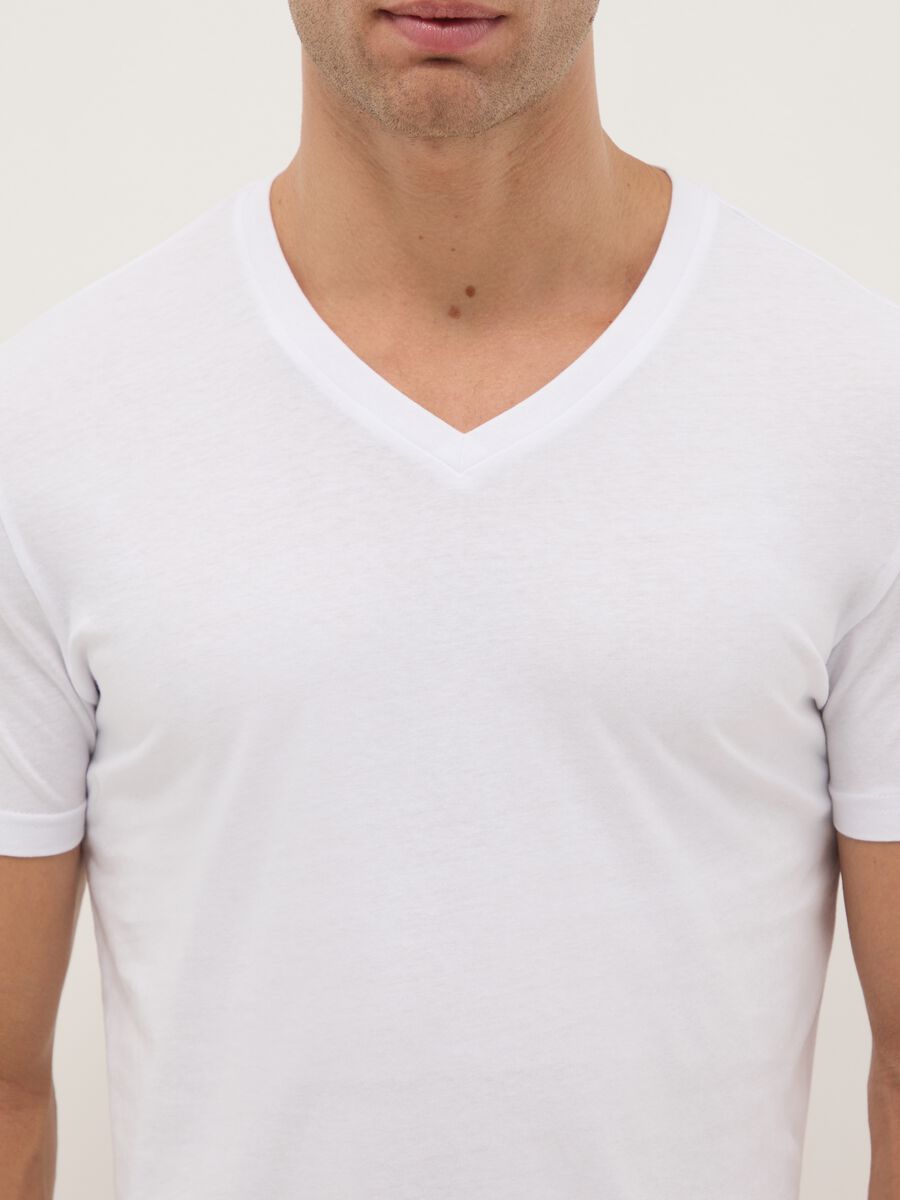 Tripack white V-neck t-shirts in pure cotton regular fit_1