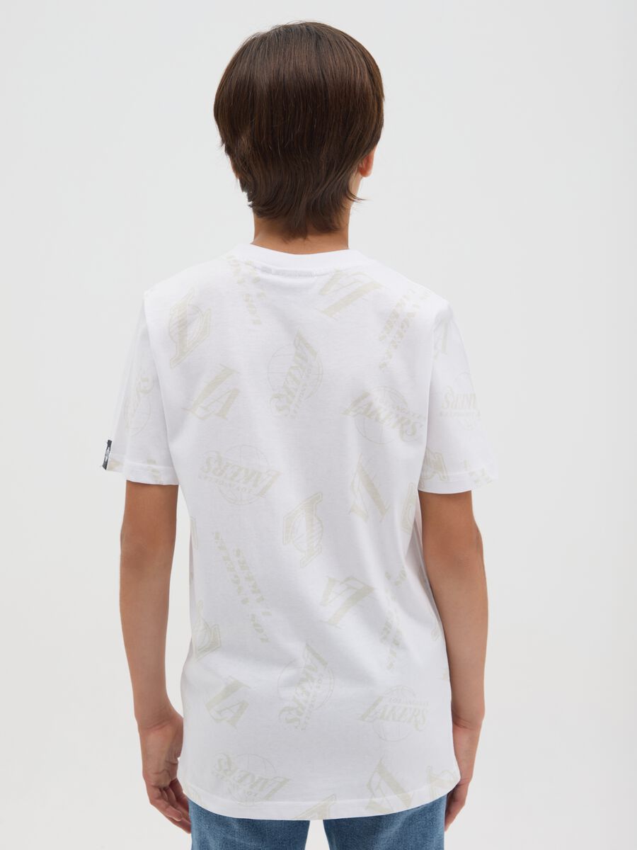 Boys’ white over-fit T-shirt in 100% cotton with NBA print_1