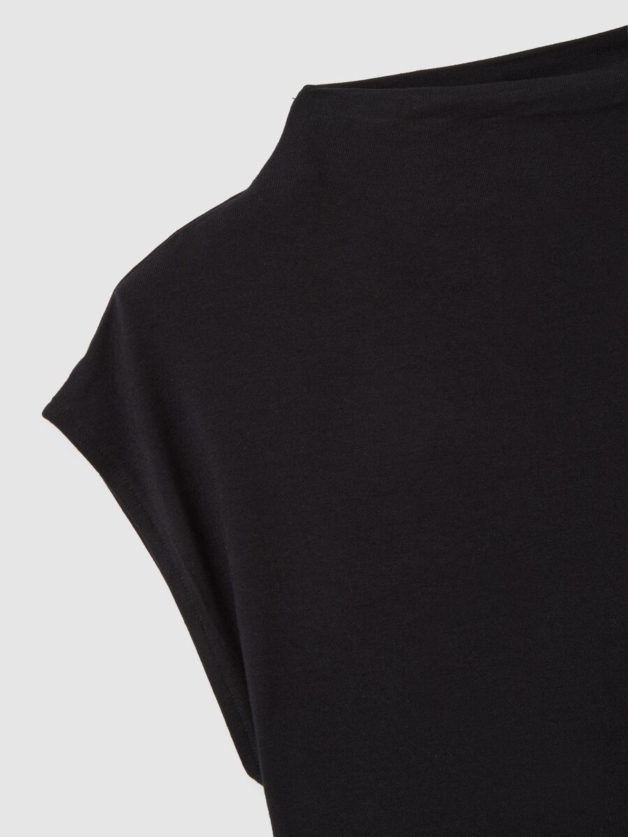 Black viscose blend top in relaxed fit_5