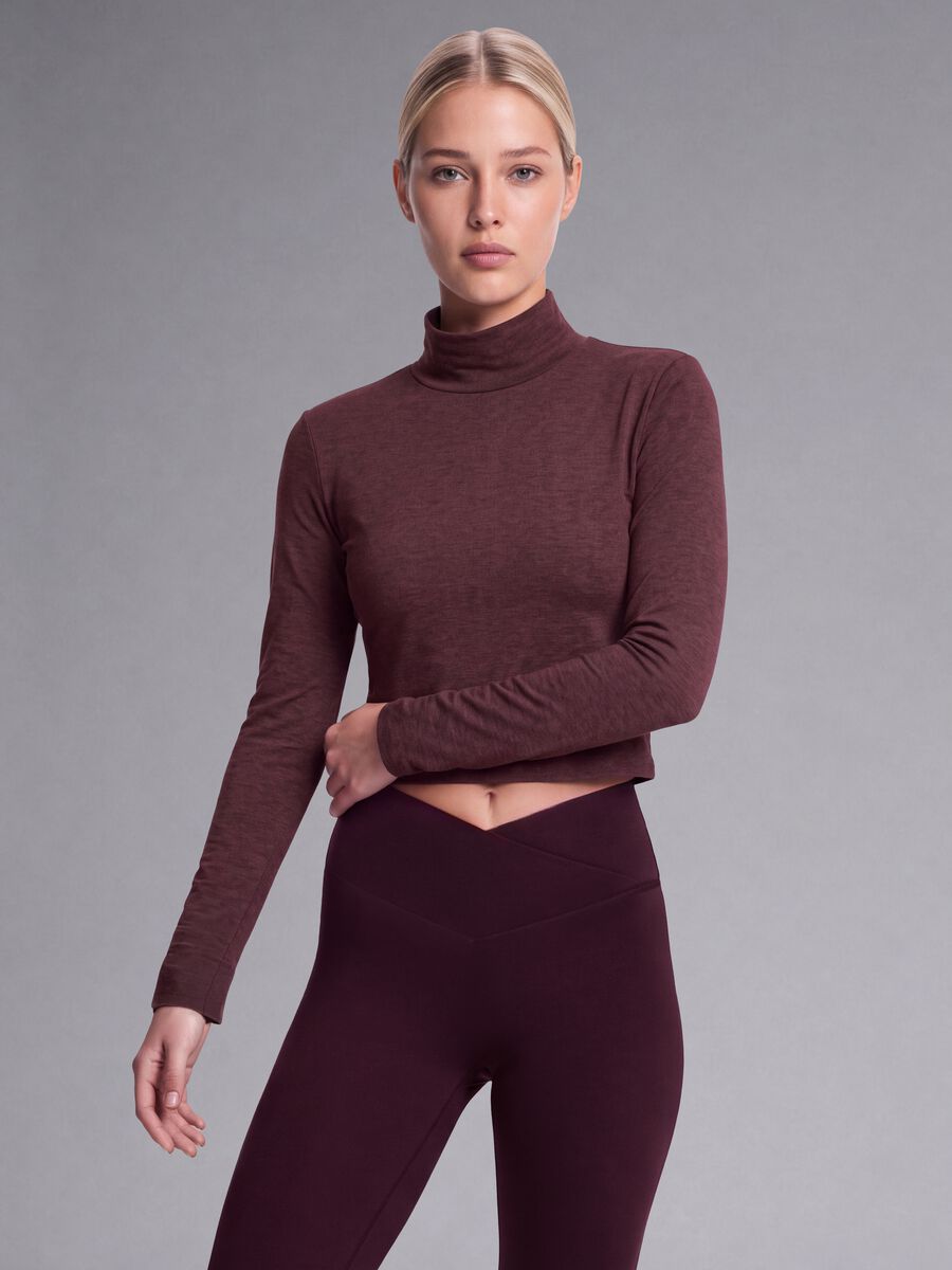 T-shirt viola crop in tessuto elasticizzato con collo rialzato_1