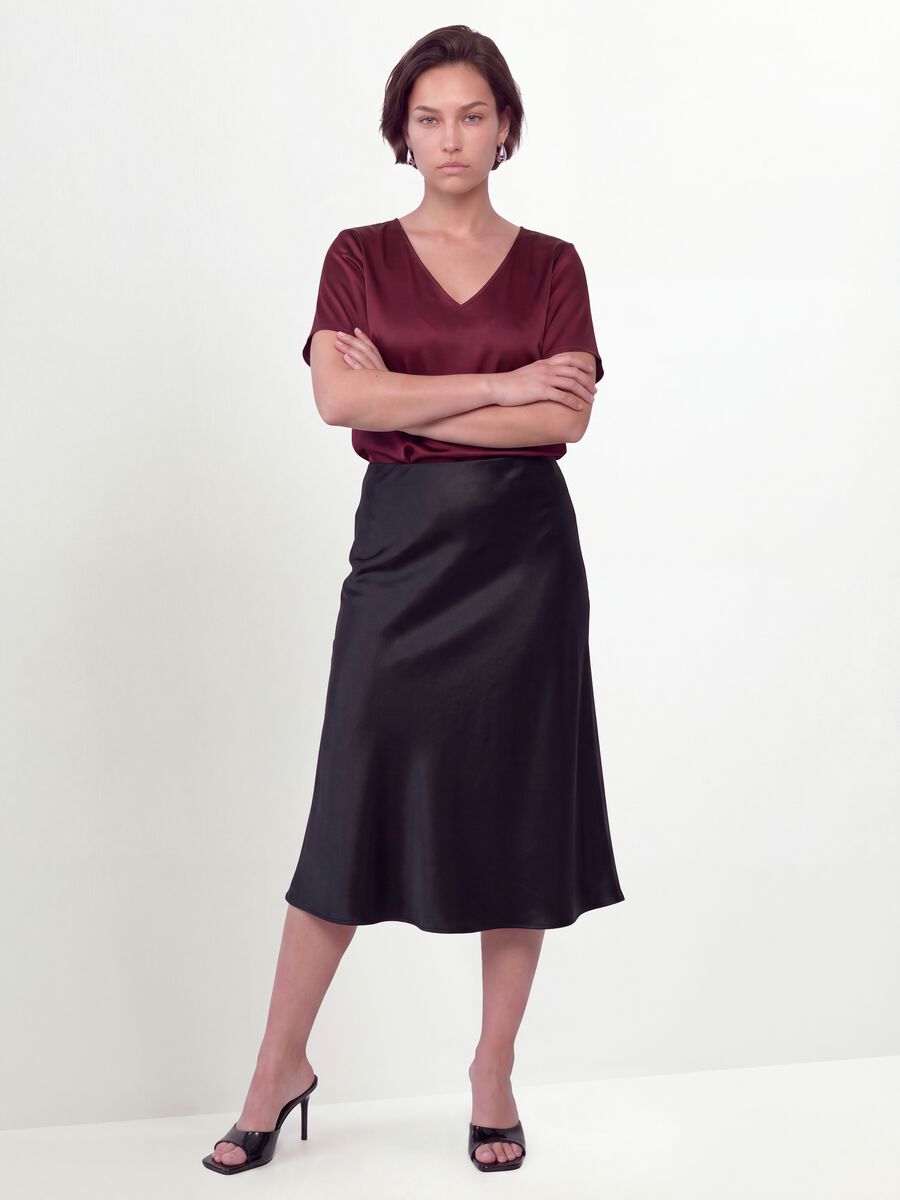 Blusa satinata rossa in tessuto elasticizzato con scollo a V regular fit_2