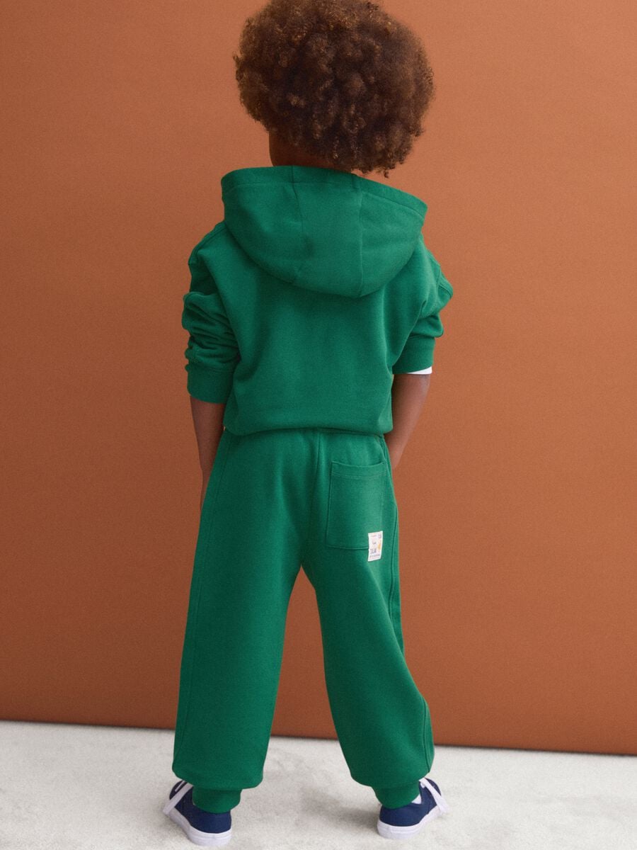 Green pure cotton jogger trousers with elasticated waist for boys_2
