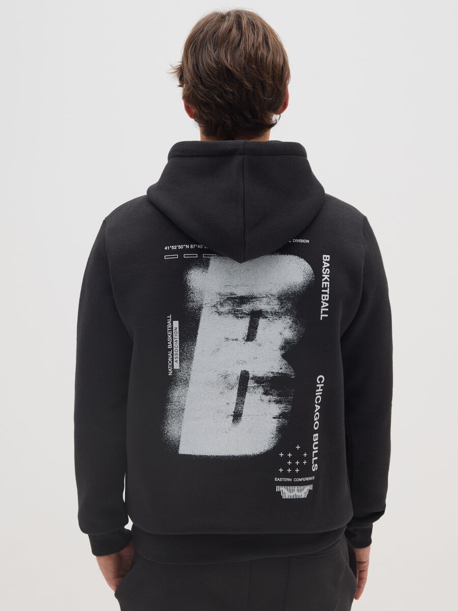 Black cotton blend hoodie with Chicago Bulls logo_2