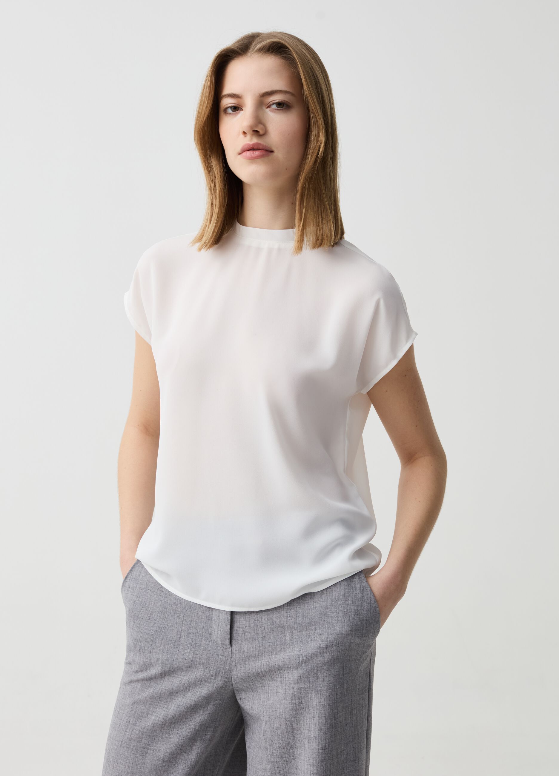 Short-sleeved blouse