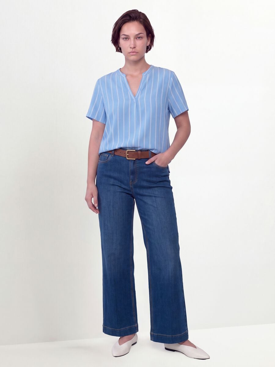 Blusa azzurra a righe in pura viscosa con collo coreano regular fit_2