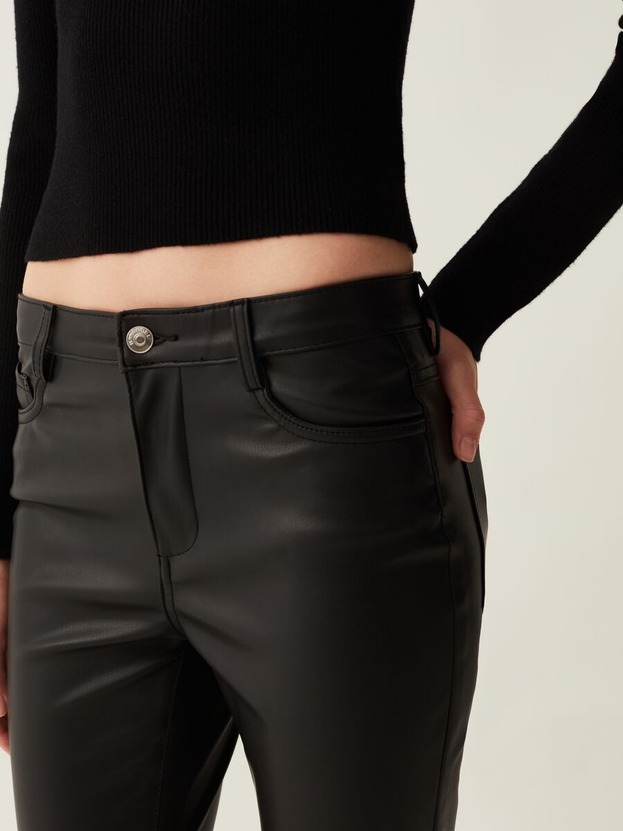 Pantaloni cropped skinny fit effetto lucido_3
