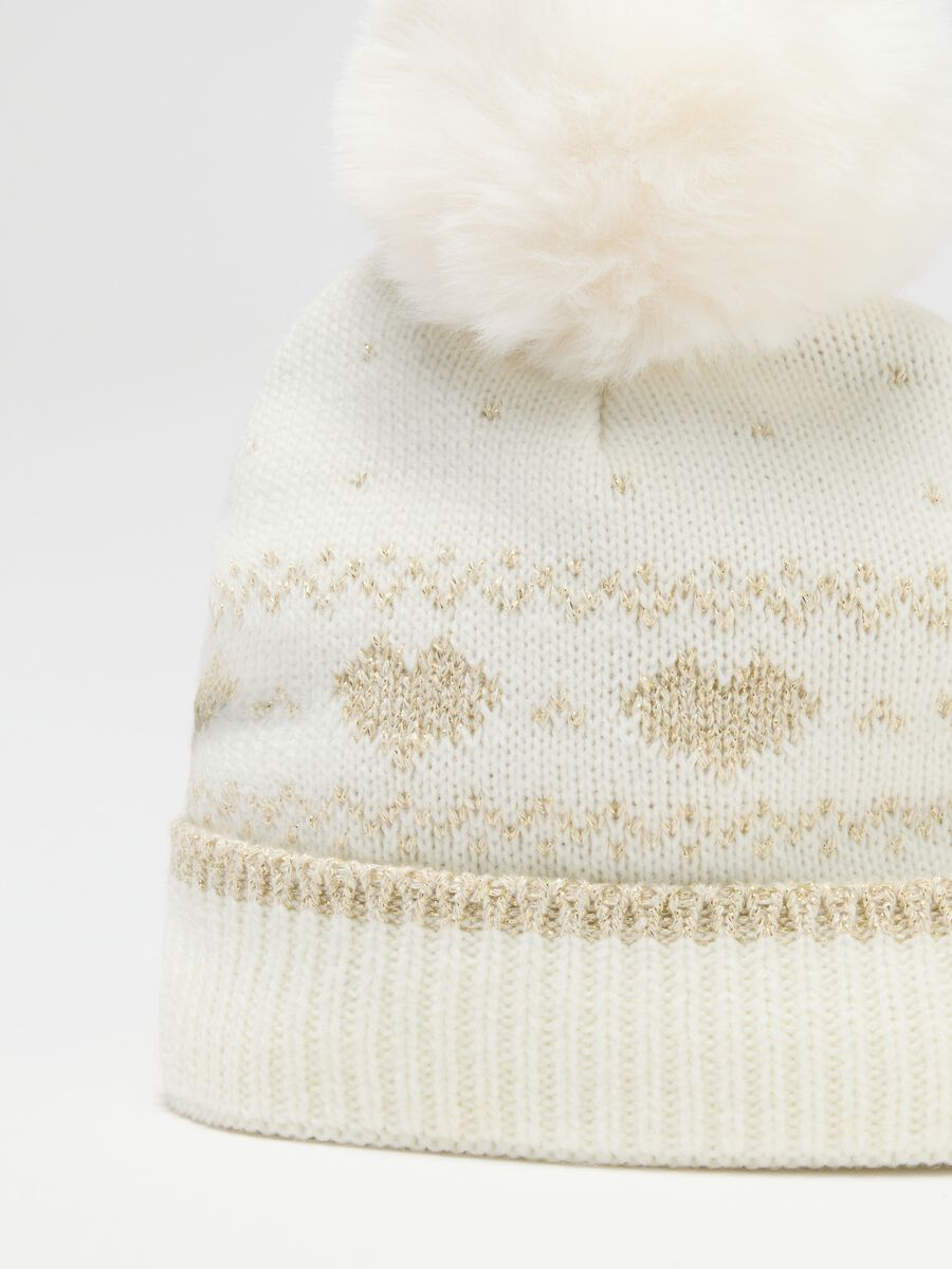 White hat with pompom and jacquard pattern_2