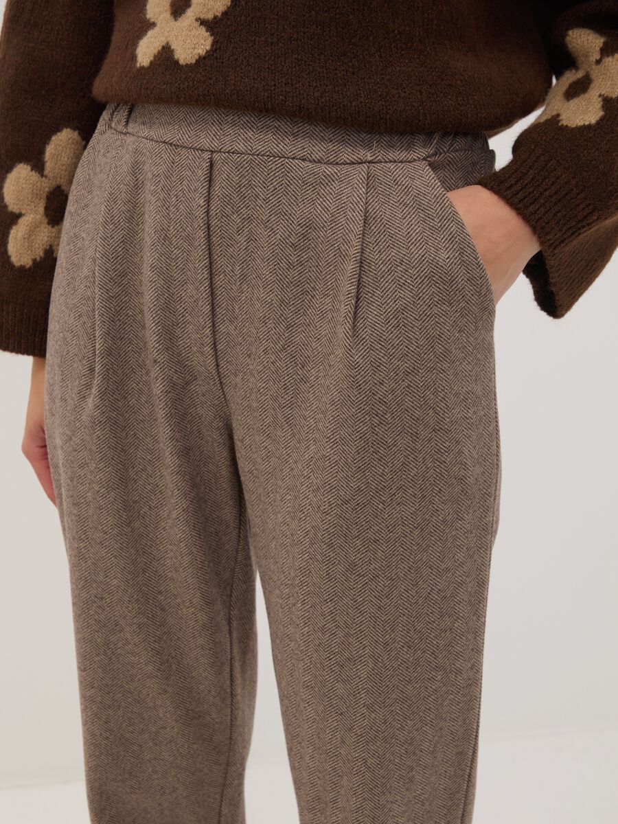 Pantaloni marroni regular fit con motivo chevron_2