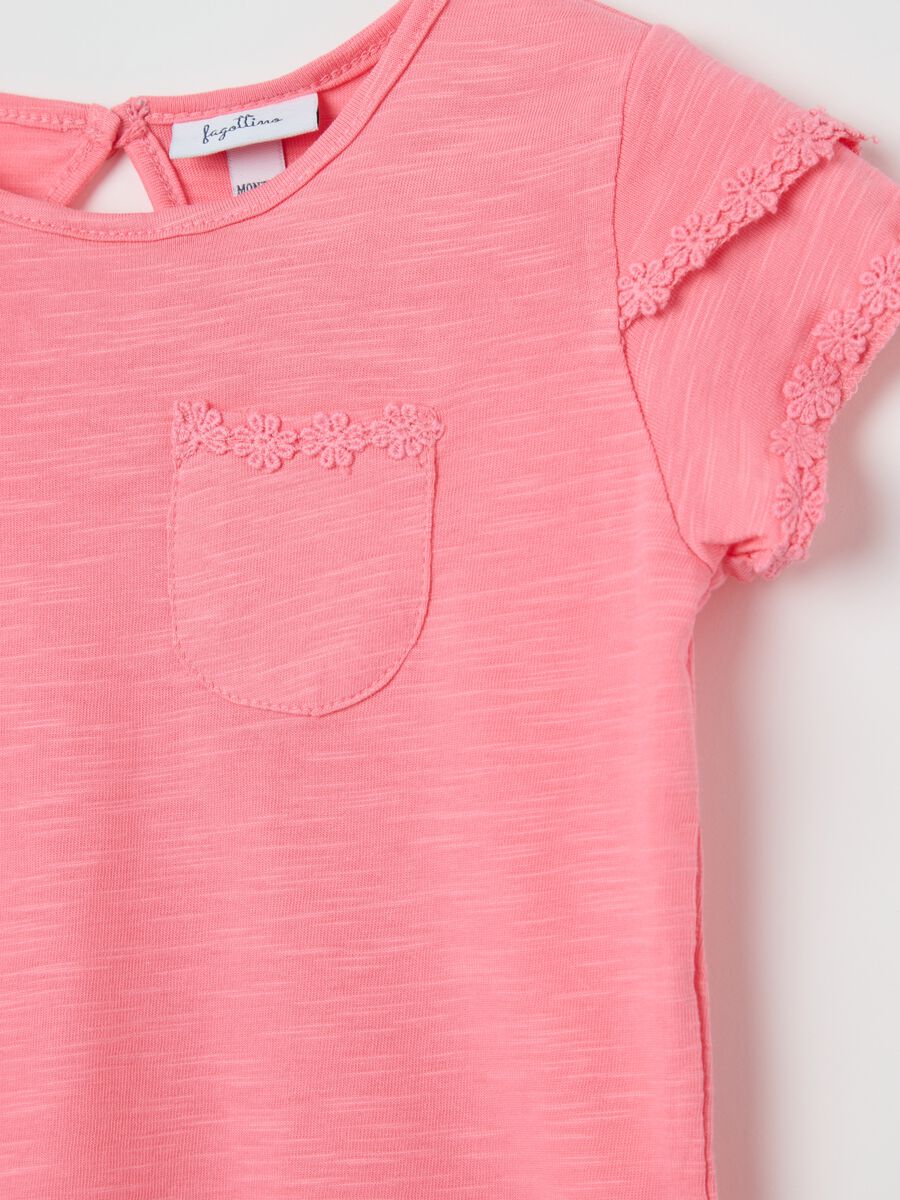 Pink cotton T-shirt with crochet flowers_2