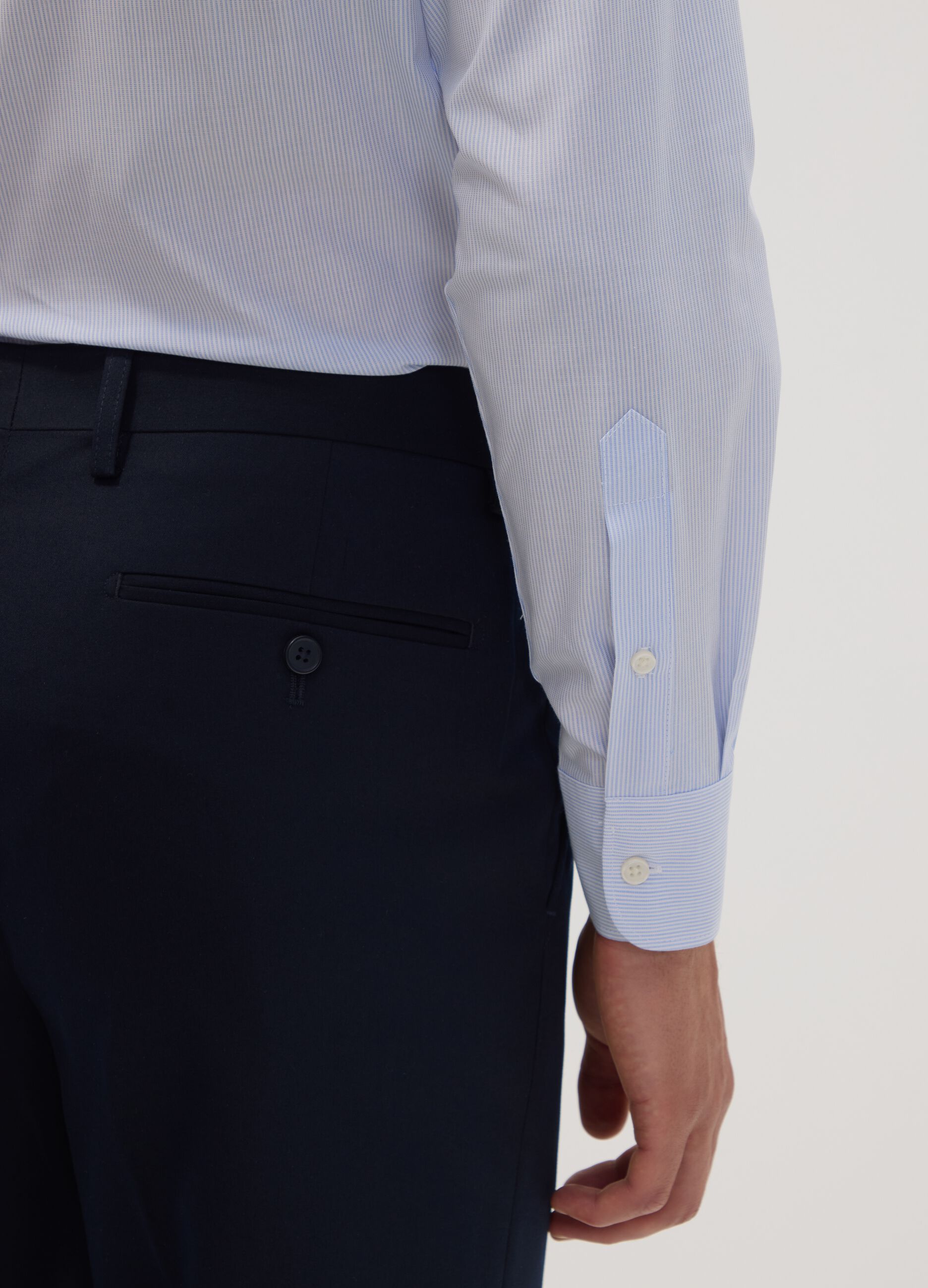 Camicia azzurra in misto cotone a righe sottili easy iron regular fit